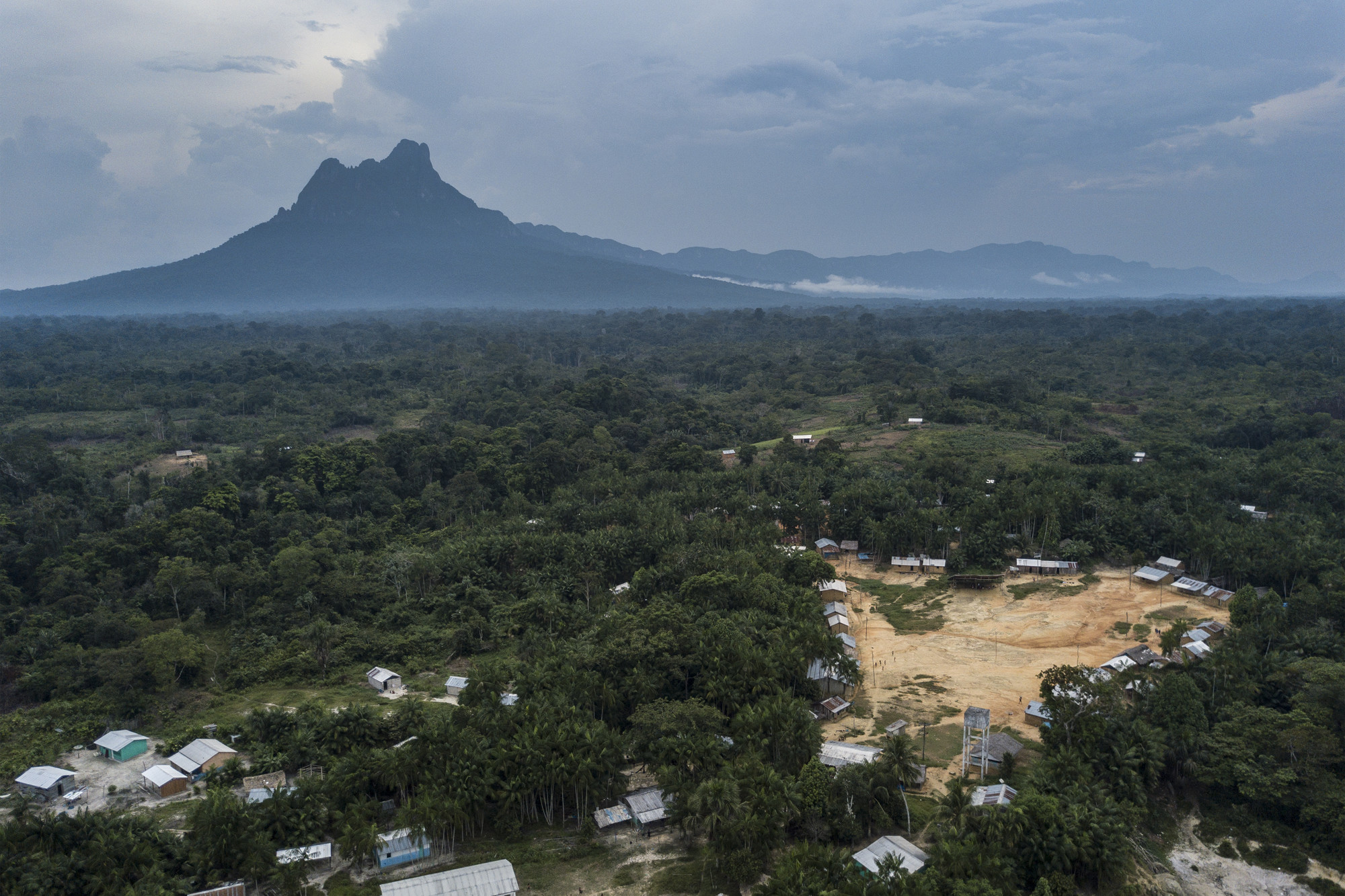 Aerial view of the Maturacá Community with Serra do Opota in the background, Yanomami Indigenous Land (AM) @Rogério Assis / ISA