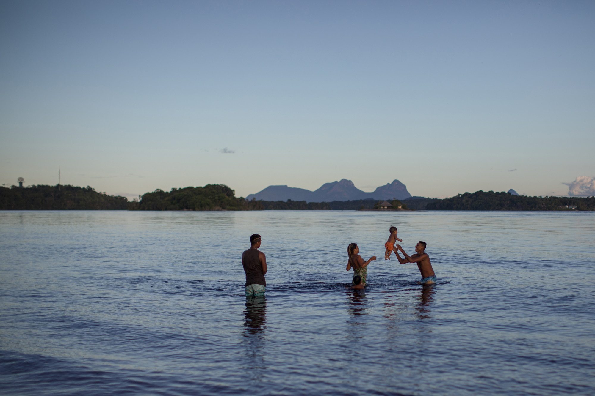 Bathers on the upper Rio Negro, in São Gabriel da Cachoeira (AM) @Carol Quintanilha / ISA