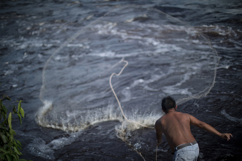 Fisherman on the upper Rio Negro, in São Gabriel da Cachoeira (AM) @Carol Quintanilha / ISA