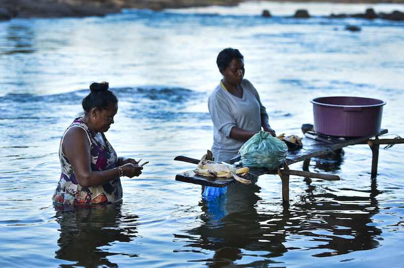 À esquerda, Dona Graça limpa pato dentro do rio Xingu na aldeia Mïratu, localizada na Terra Indígena Paquiçamba (PA) @Marcelo Soubhia / ISA
