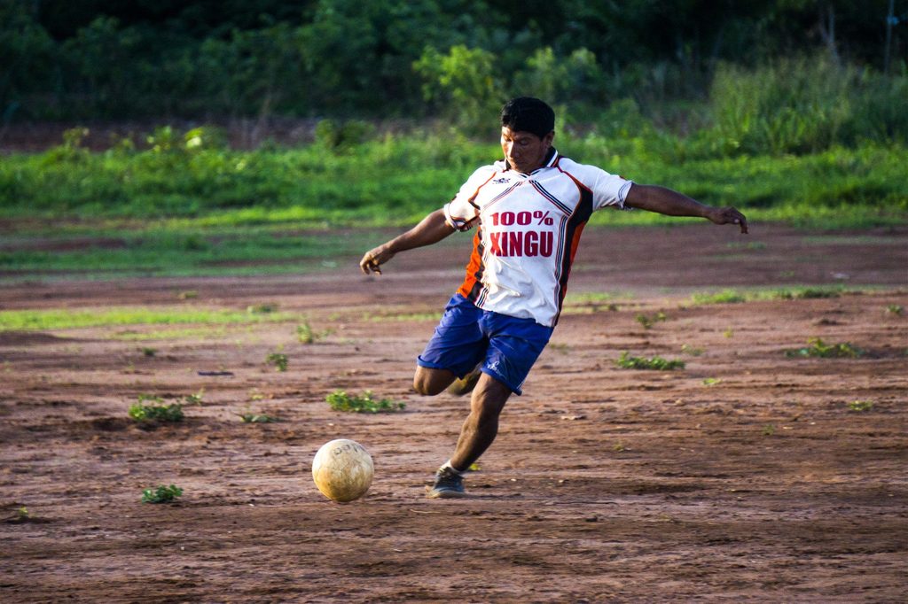Kisêdjê jogando futebol @Rogério Assis / ISA