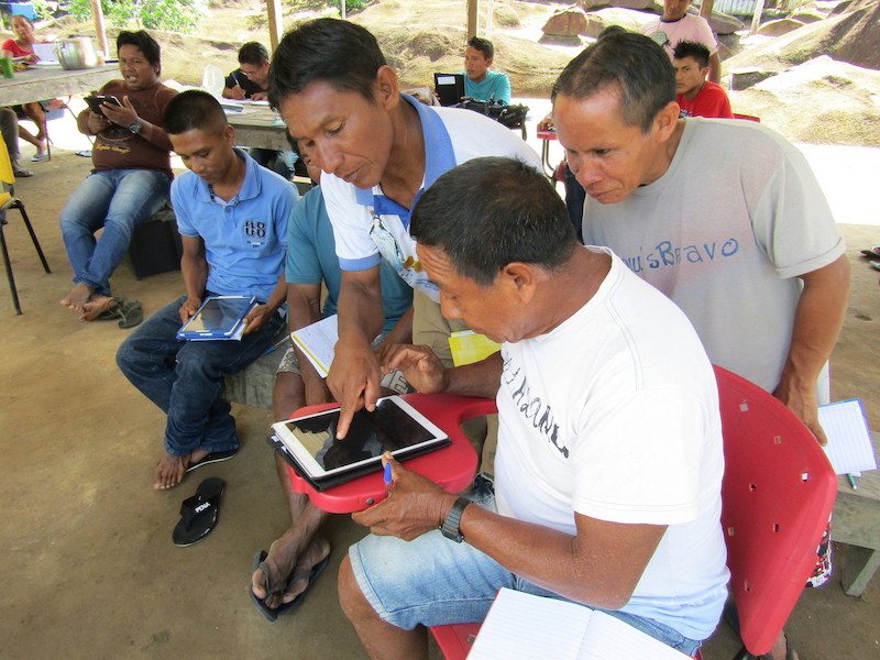 From dir. to left: José Pedrosa (Tukano), Arlindo Moura (Tukano), José Campos (Desana), Rosivaldo Miranda (Pira-tapuya) and Vilmar Azevedo (Tukano), AIMAs and interested parties training in the use of tablet during the beginning of the research to monitor the climate and environment @Edilson Ovo Villegas Ramos / Rio Negro Indigenous Communicators Network