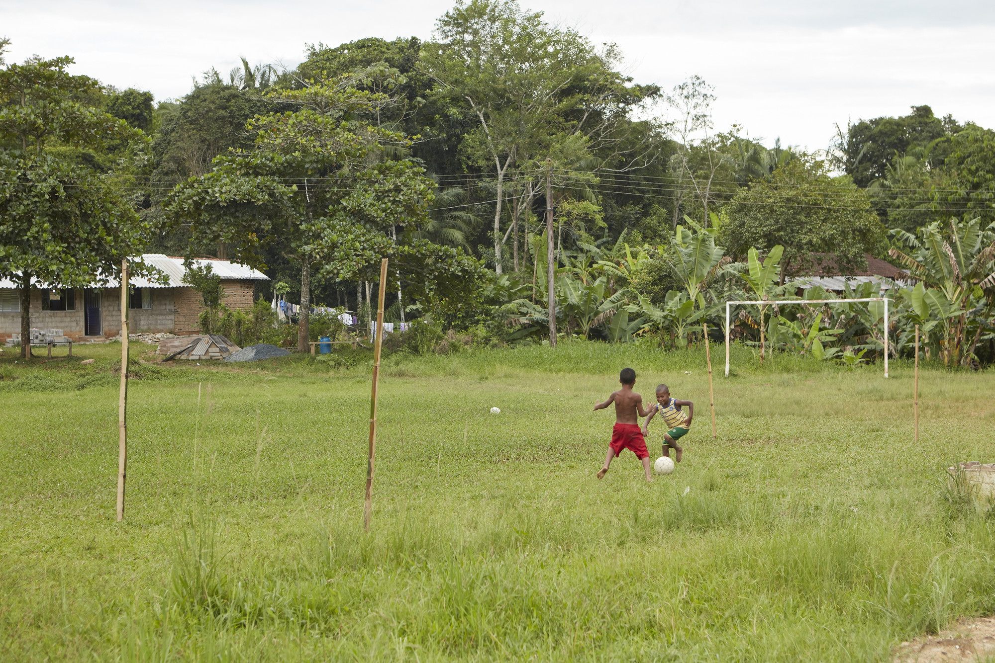 Children playing football, Quilombo São Pedro. Capture of content for the campaign "It's time for the roça", in defense of quilombola roças. The campaign aimed to pressure the state government to issue licenses for the opening of new swiddens, highlighting the importance of the traditional way of planting and the right of quilombolas to their own territory @Agê Barros / ISA
