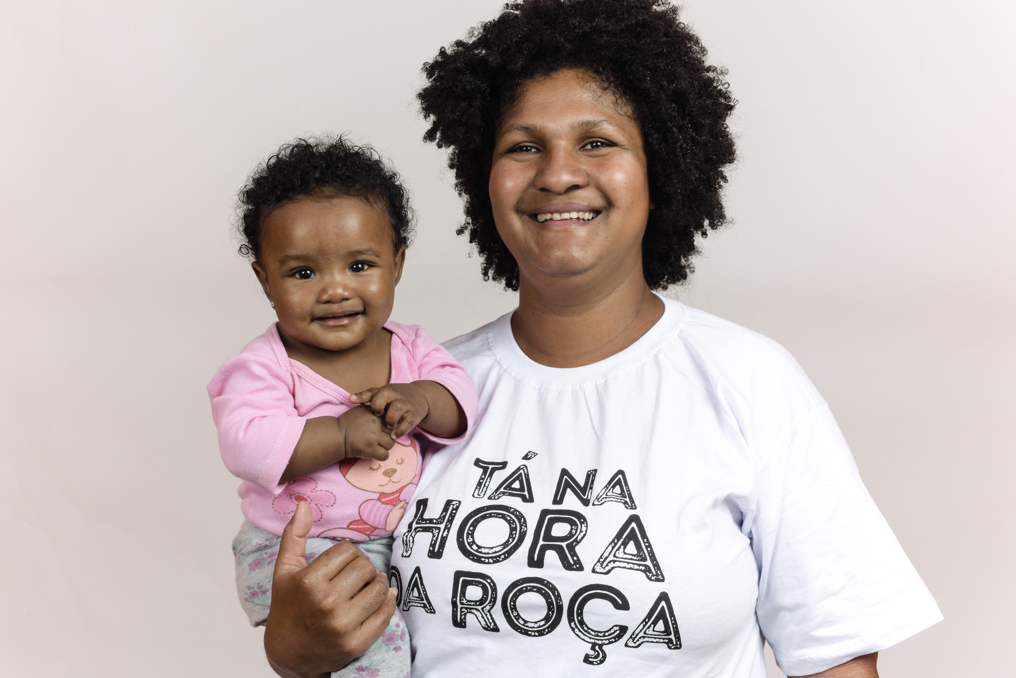 Neire Alves da Silva, from Quilombo Ivaporunduva, with her daughter Ana Julia Alves Pupo in her arms, in the campaign "It's time for the roça", which aimed to pressure the government of São Paulo to issue licenses for traditional quilombola gardens. The launch of the campaign took place during the 11th Seeds and Seedlings Exchange Fair of the Quilombola Communities of Vale do Ribeira, Eldorado @Claudio Tavares / ISA