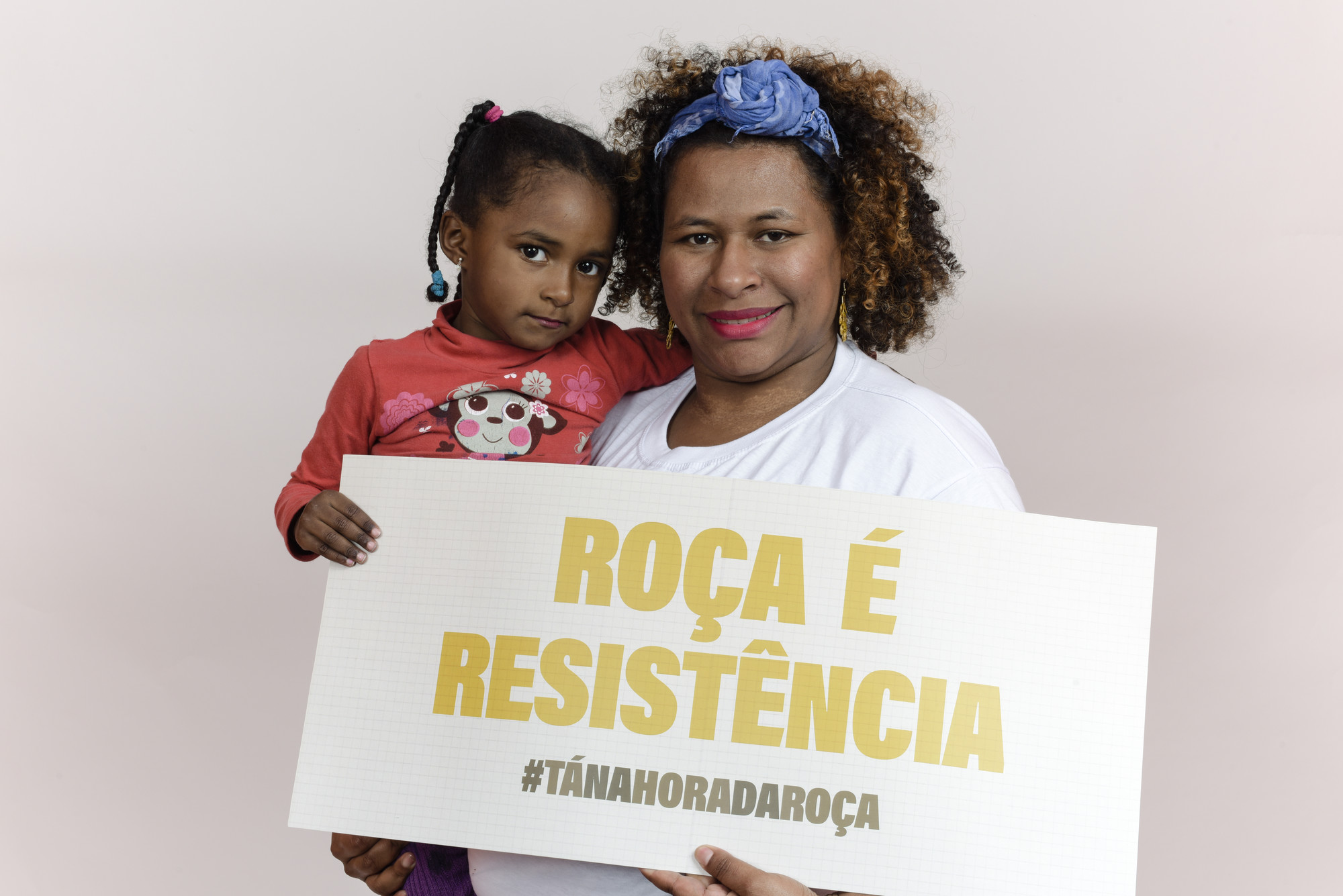 Heloisa de França Dias with her daughter Crislaine Gabrielle de França e Silva, from Quilombo São Pedro, in the campaign "It's time for the roça", which aimed to pressure the government of São Paulo to issue licenses for traditional quilombola gardens. The launch of the campaign took place during the 11th Seeds and Seedlings Exchange Fair of the Quilombola Communities of Vale do Ribeira, Eldorado @Claudio Tavares / ISA