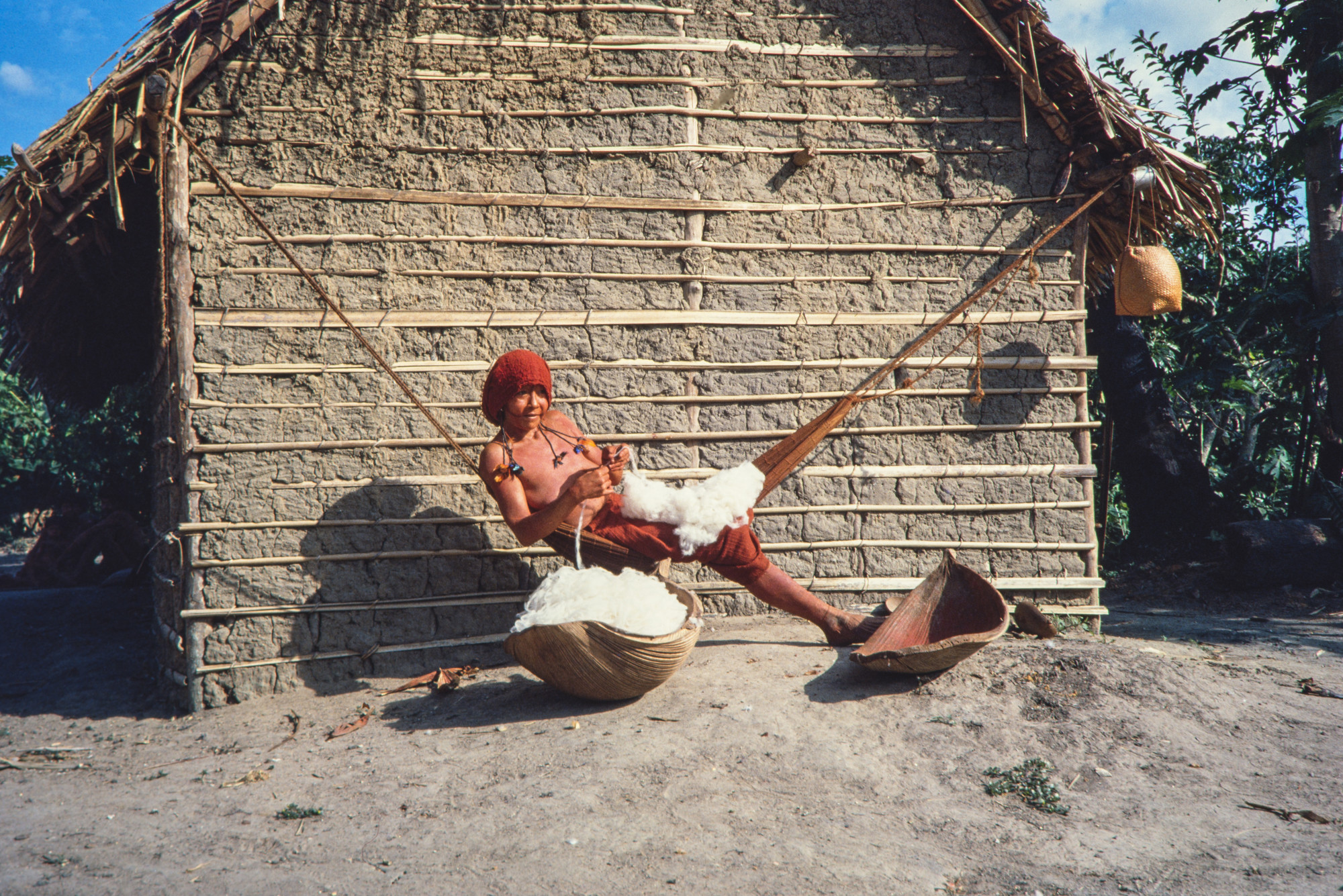 Araweté weaving cotton for spinning, Araweté Indigenous Land/Igarapé Ipixuna, Pará @Eduardo Viveiros de Castro