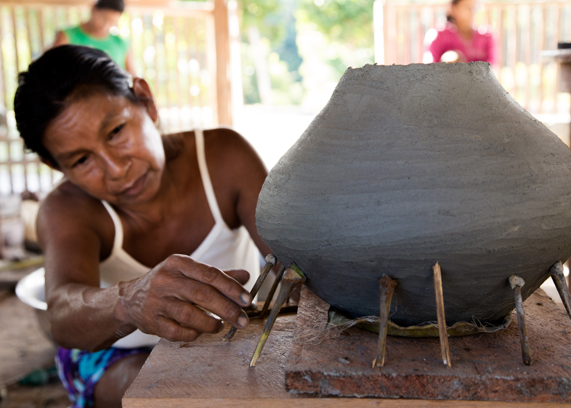 Oficina de produção de cerâmicas, região alto rio Ayari, afluente principal do Içana, Terra Indígena Alto Rio Negro, Amazonas. Foto: Thiago Oliveira