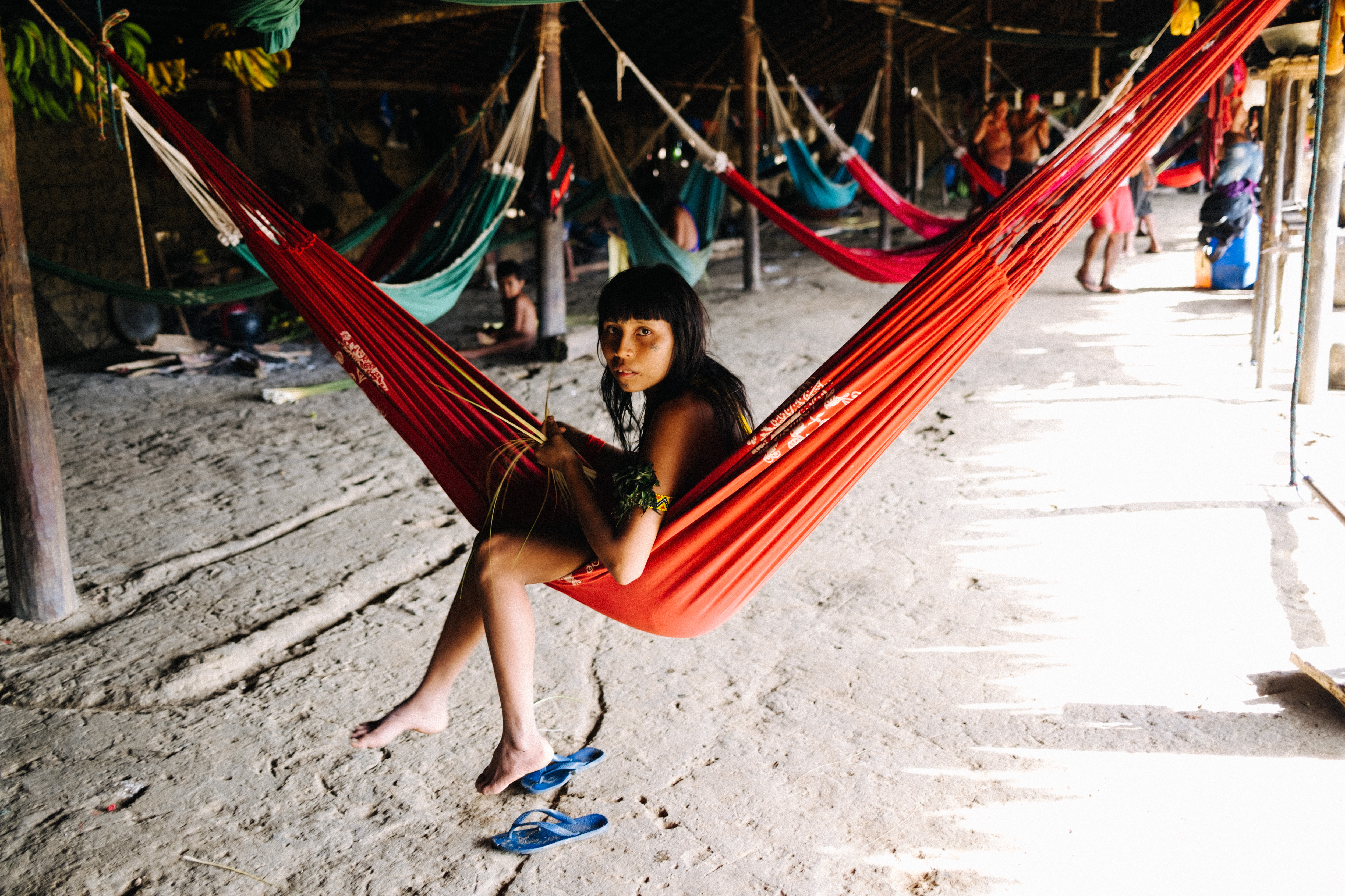 Jovem no xapono, casa-coletiva da aldeia Xihopi, na Terra Indígena Yanomami|Christian Braga/ISA