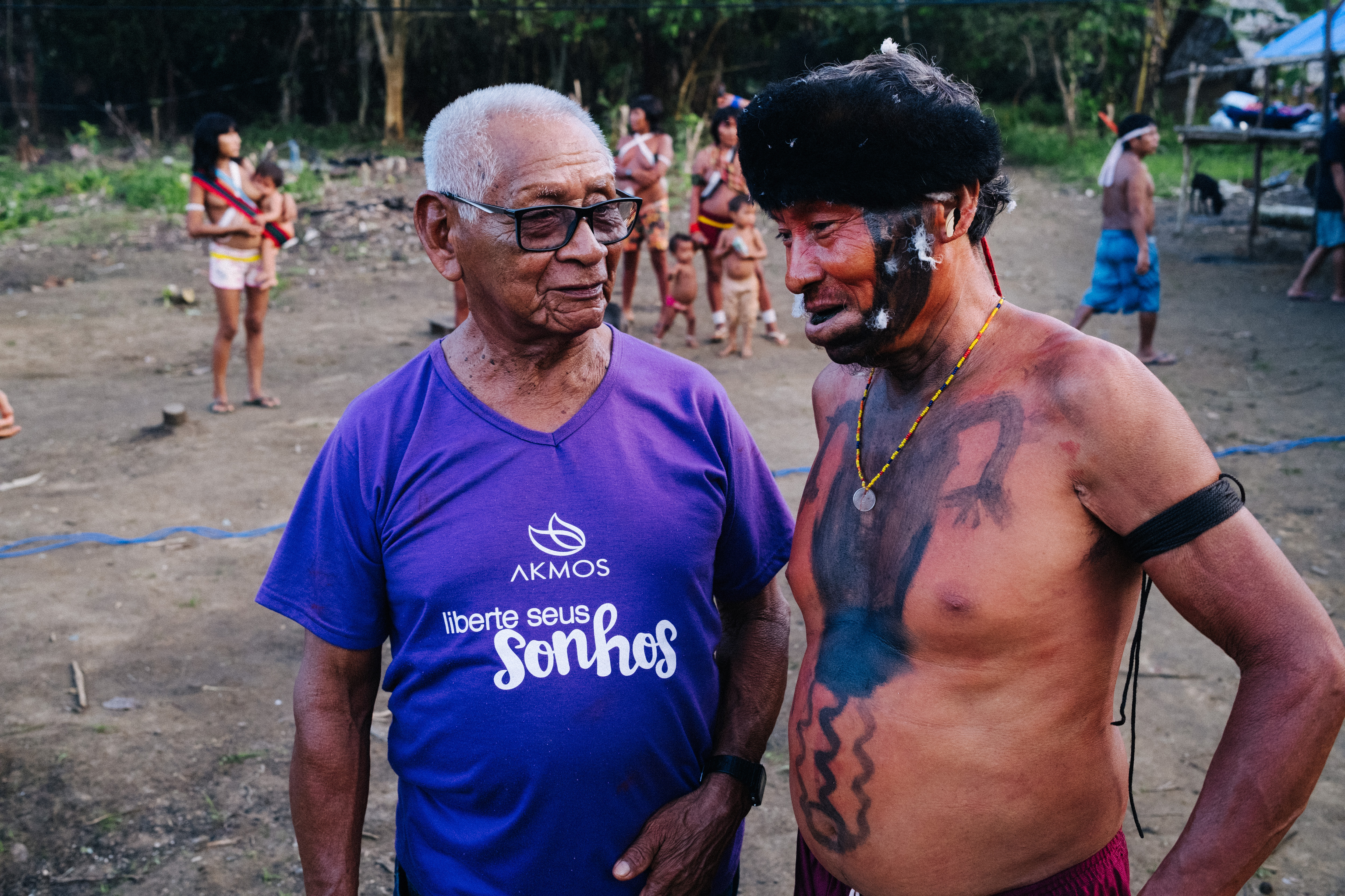 Pajé Fabiano Munduruku, à esquerda, trocou experiências com xamãs Yanomami durante as comemorações dos 30 anos da Terra Yanomami|Christian Braga/ISA