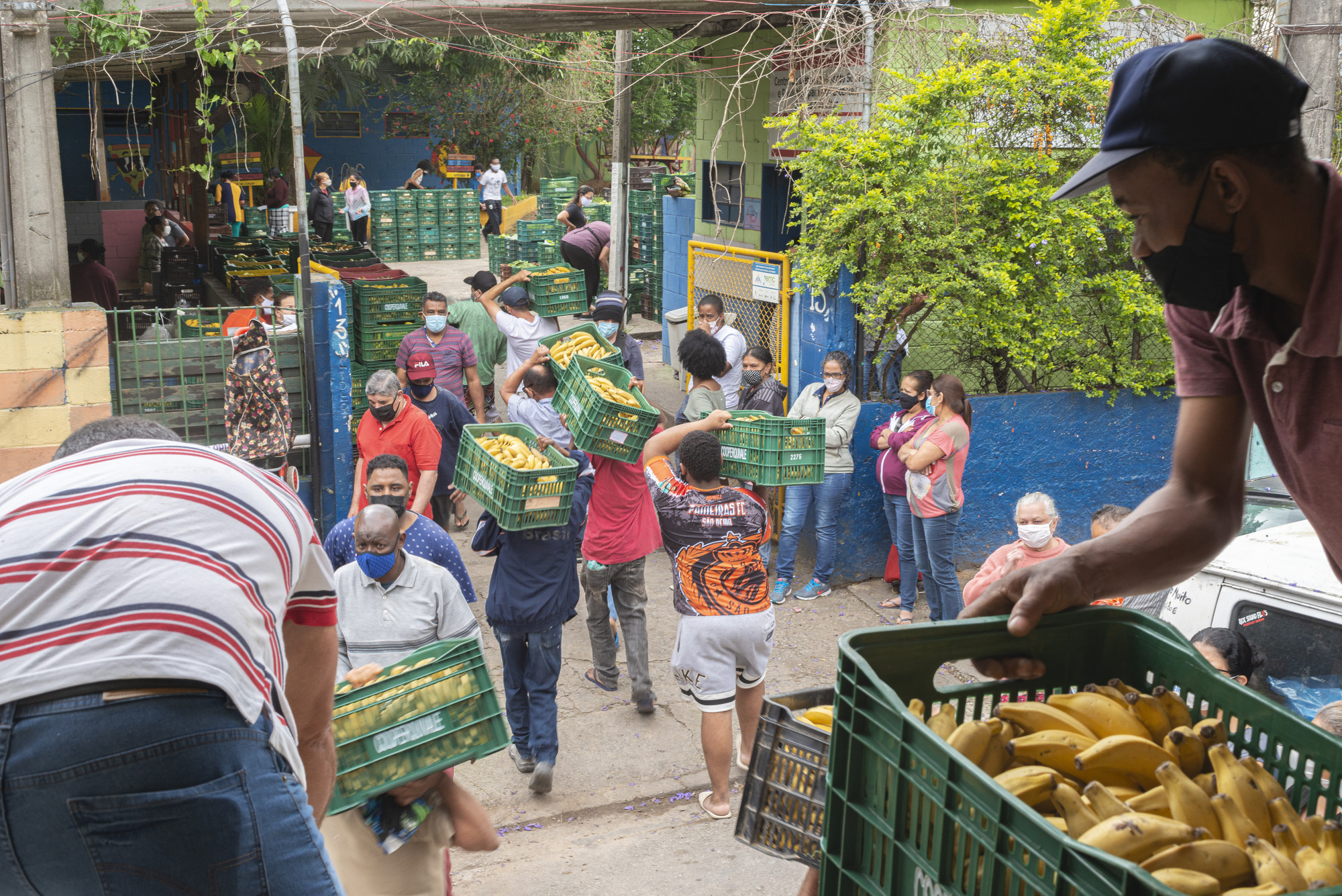 Cooperquivale's food distribution in the community of São Remo, in the west of São Paulo|Rodrigo Kees/ISA