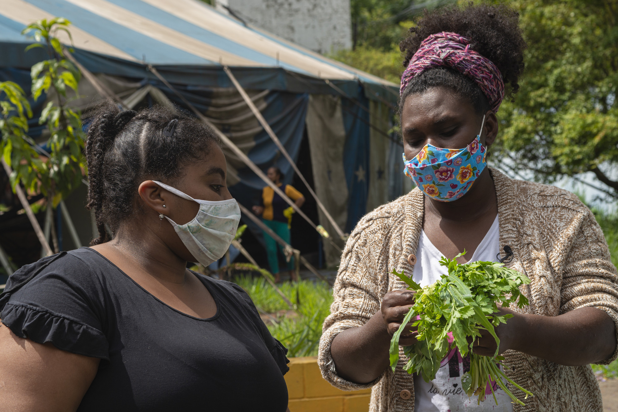 Grace Kelly Mendes, left, resident of São Remo, and Zeni Florinda dos Santos, from Quilombo Ivaporunduva, during food distribution|Rodrigo Kees/ISA