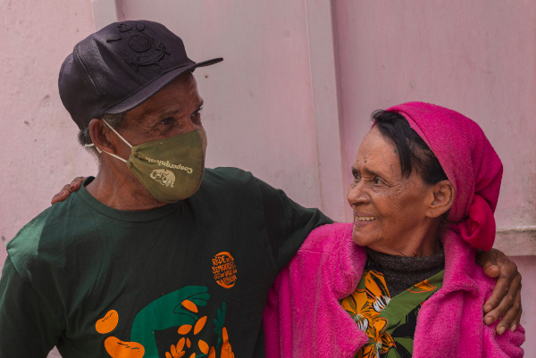 Meeting of knowledge and resistance: João da Mota, from Quilombo Nhunguara, embraces Cícera, one of the leaders who founded the São Remo community|Rodrigo Kees/ISA