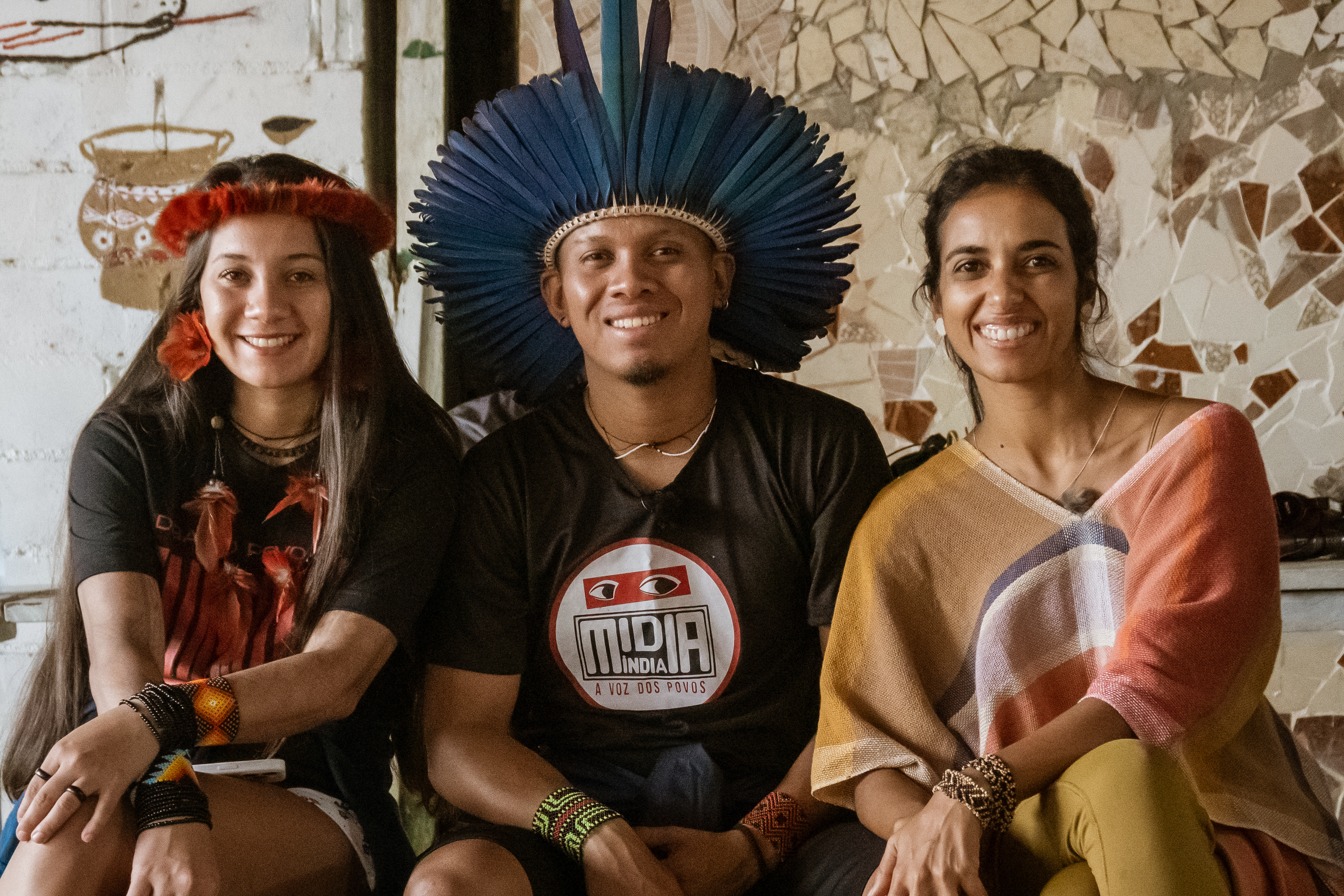 Samela Sateré Mawé e Tukumã Pataxó, jovens ativistas indígenas e Aline Matujla na gravação de episódio em São Gabriel da Cachoeira|Pedro Hassan/ISA