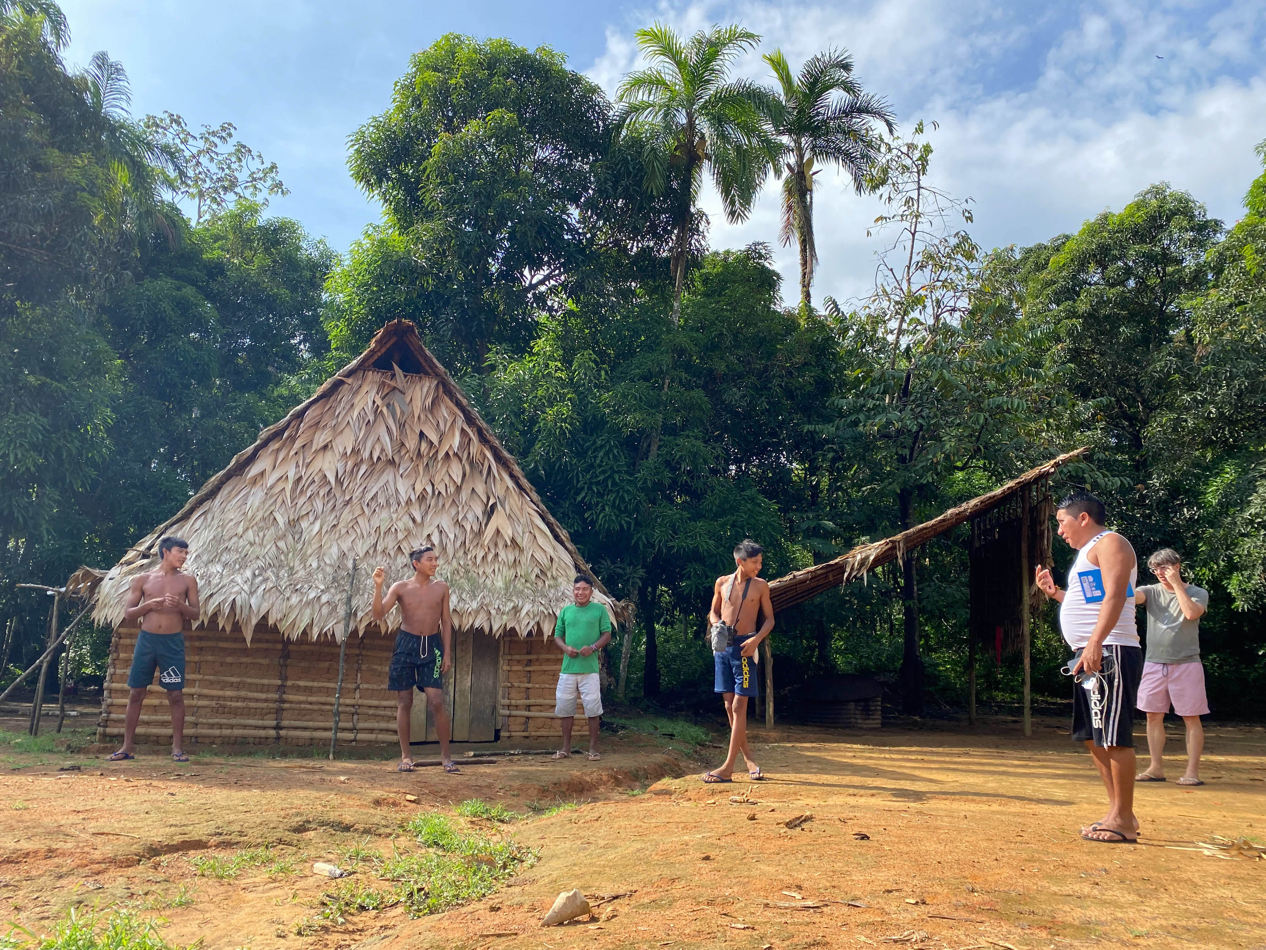 Da esquerda para a direita: Severo Yanomami, Lindomar Yanomami, Otílio Yanomami, Morzaniel Yanomami e Pedro Portella gravam cenas para curta-metragem|Fabrício Araújo/ISA