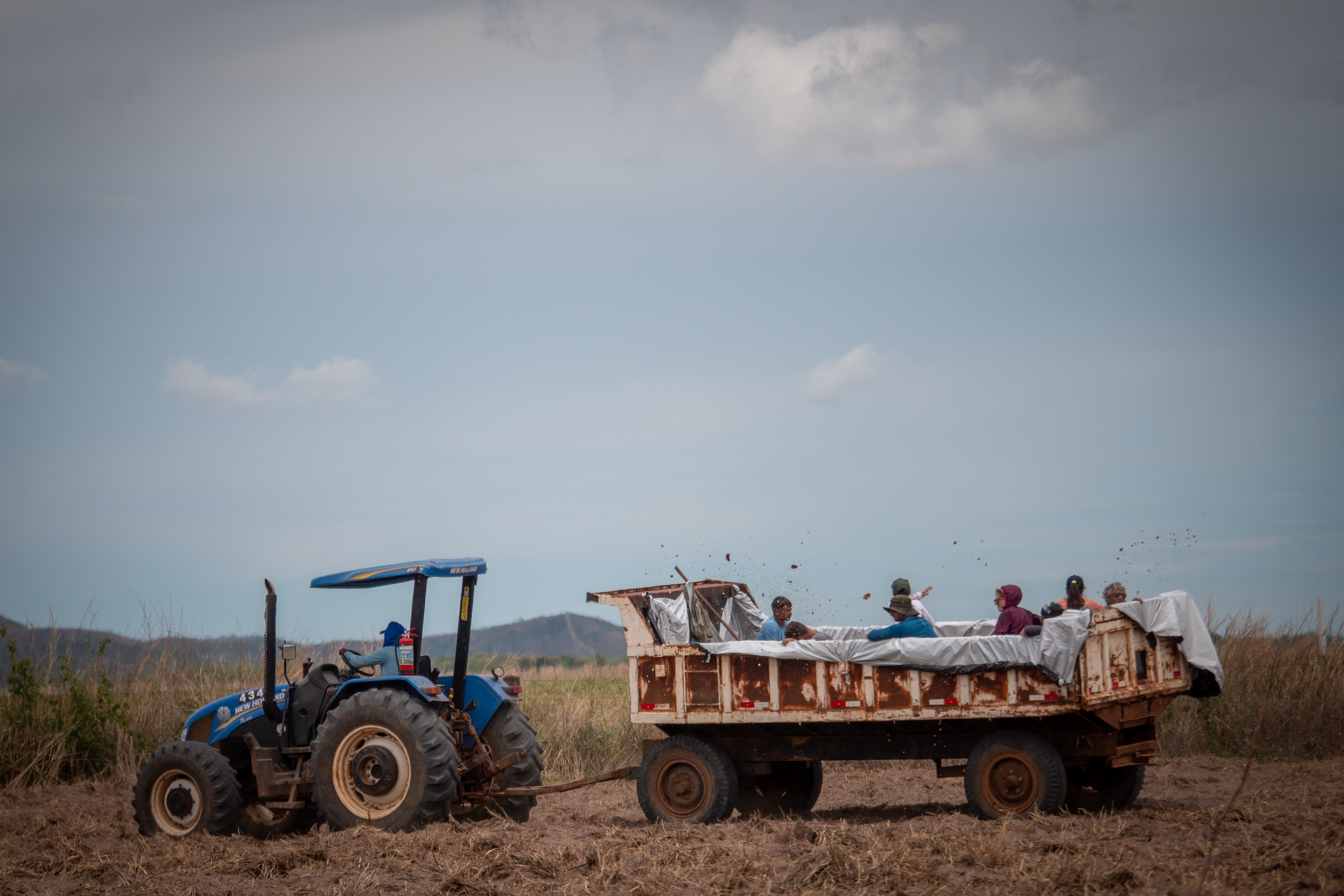 On a tractor, the team spreads seeds in the area to be reforested 📷Manoela Meyer/ISA