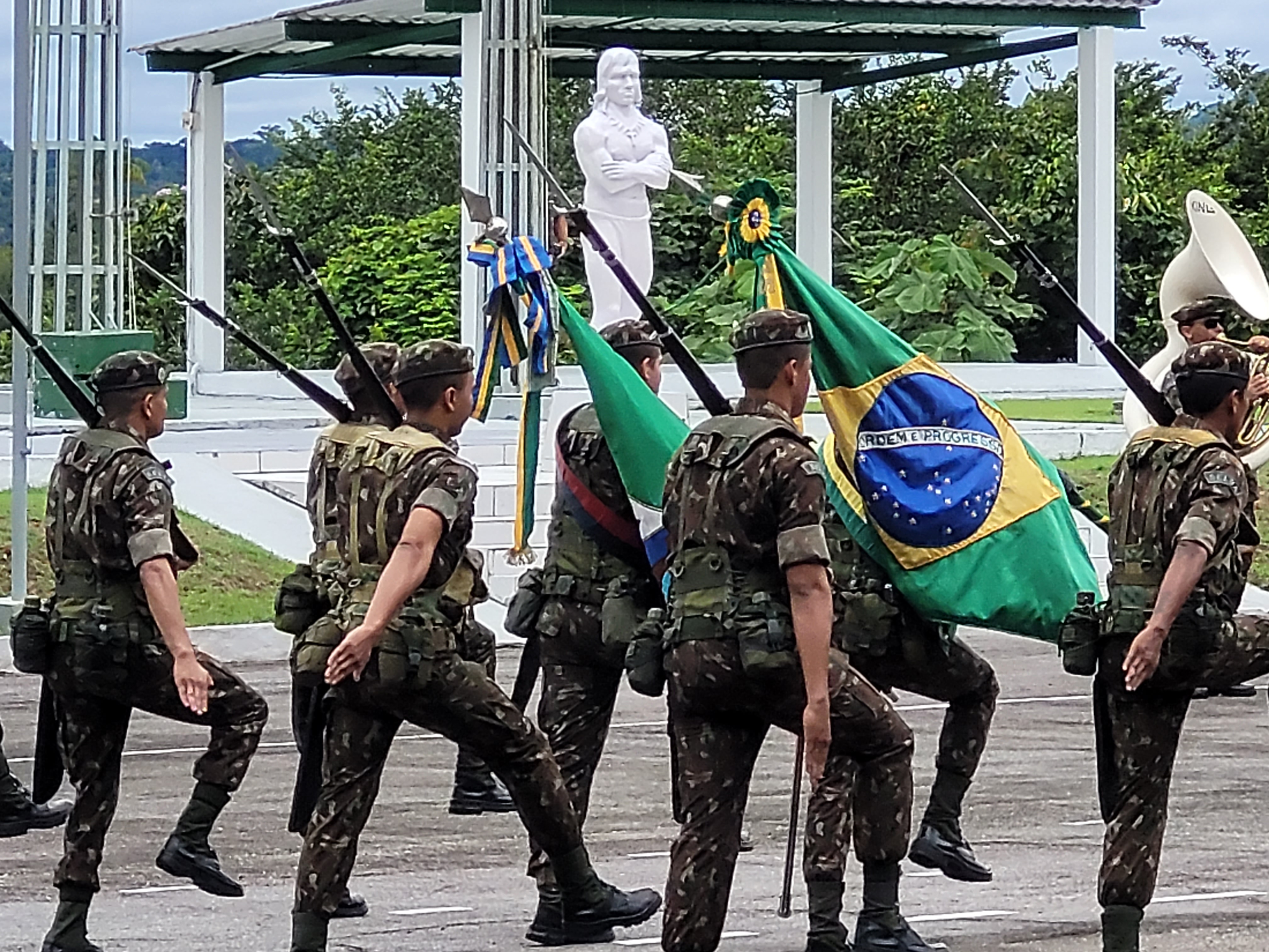 Passagem de comando e o desfile da Brigada em frente ao herói indígena Araribóia que dá o nome a Brigada localizada em São Gabriel da Cachoeira|Juliana Radler/ISA