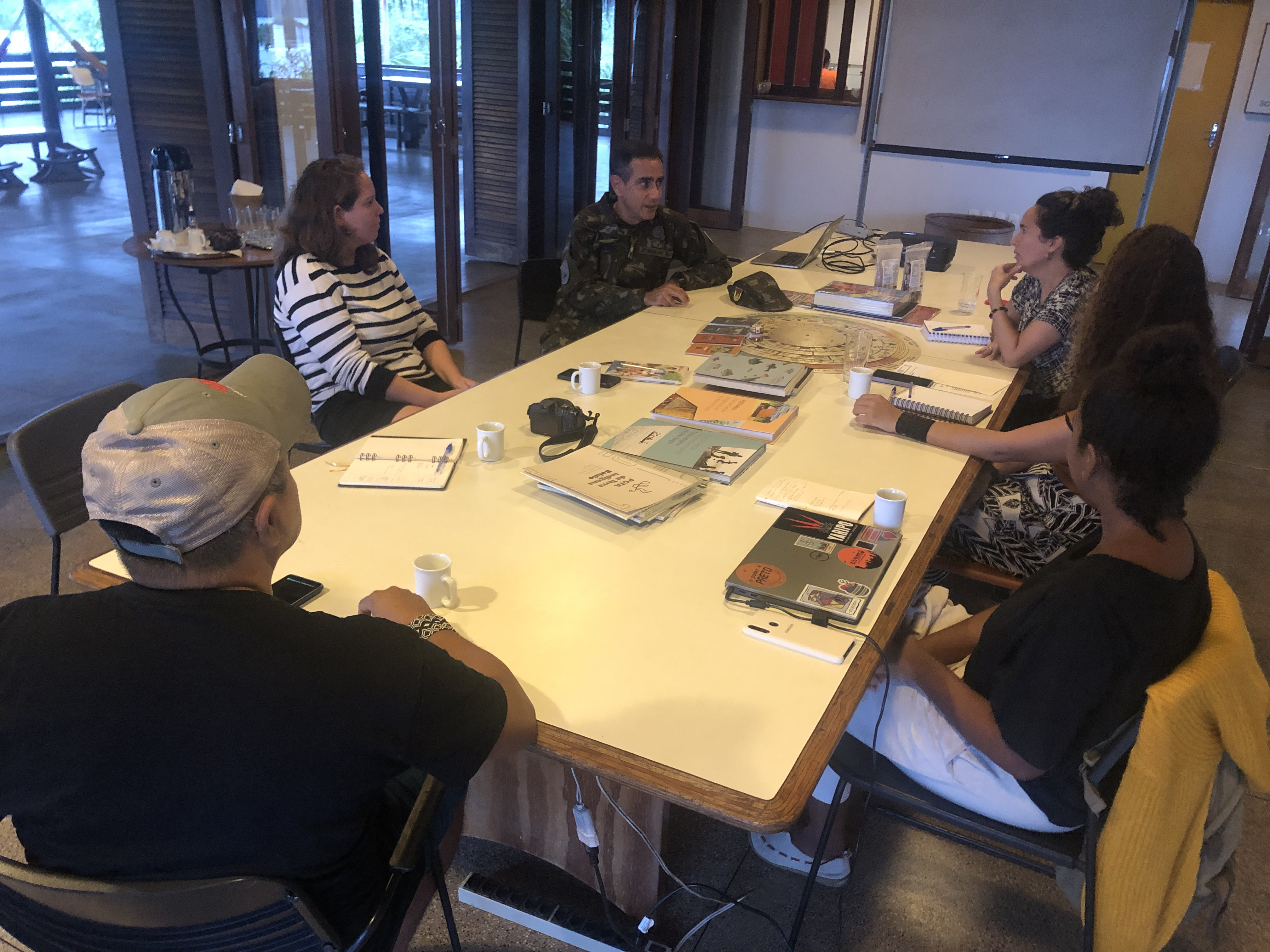  Reunião no ISA com a equipe do Programa Rio Negro e o general em São Gabriel da Cachoeira, Nilton Diniz Rodrigues, em sua primeira visita ao Instituto|Ana Amélia Handam/ISA