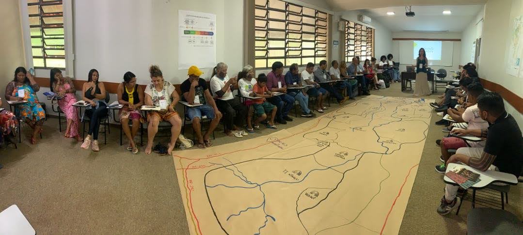 Political advisors and other representatives of the Xingu+ Network, in Brasília, analyze the map of the Xingu Sociobiodiversity Corridor | Credit: MIRÁ/Organizational Design