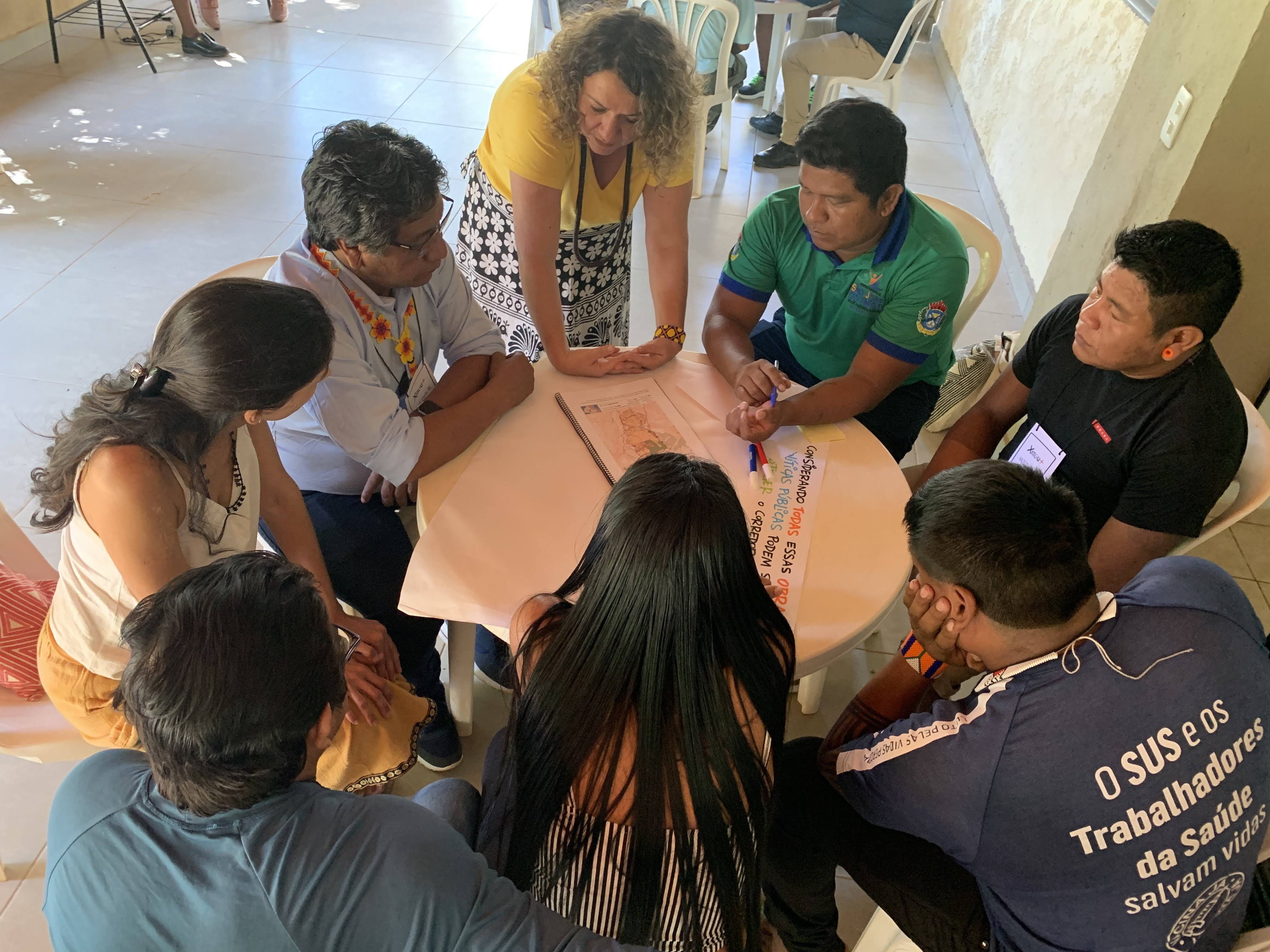 In Brasília, a group discusses the impact of works on the Xingu Sociobiodiversity Corridor | Credit: MIRÁ/Organizational Design