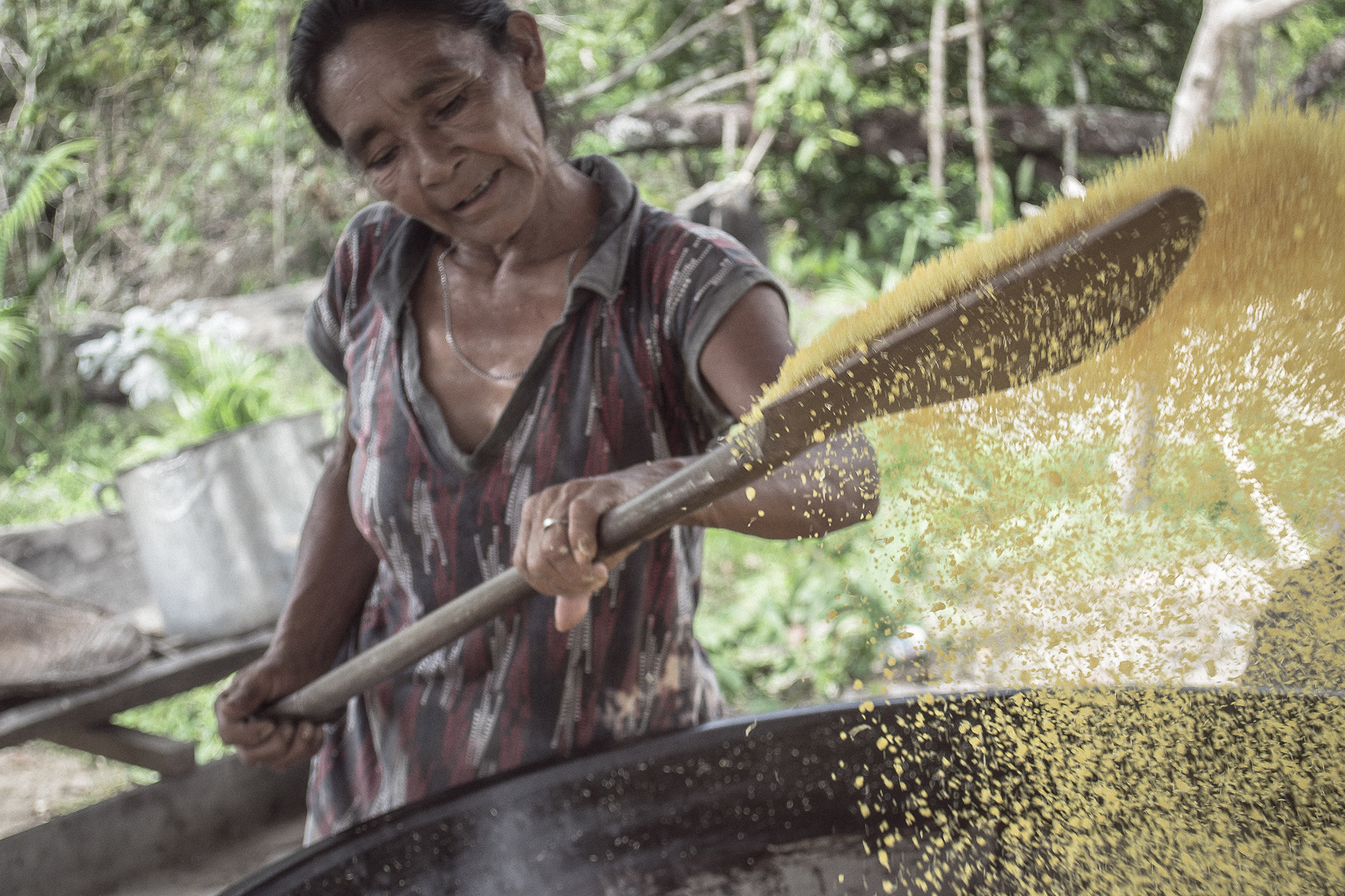 Sra. Alaíde produzindo farinha na Comunidade Cartucho, em Santa Isabel do Rio Negro (AM)|Marcelo Monzillo/ISA