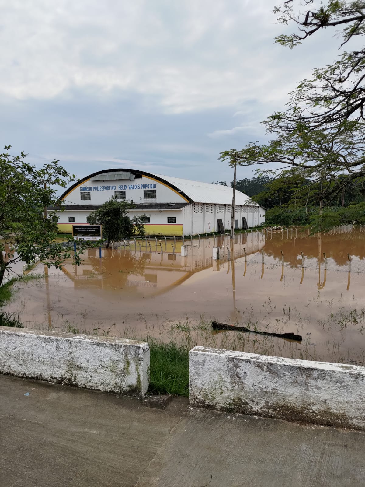 Cheia do Rio Ribeira de Iguape atinge ginásio poliesportivo de Eldorado|Frederico Viegas/ISA