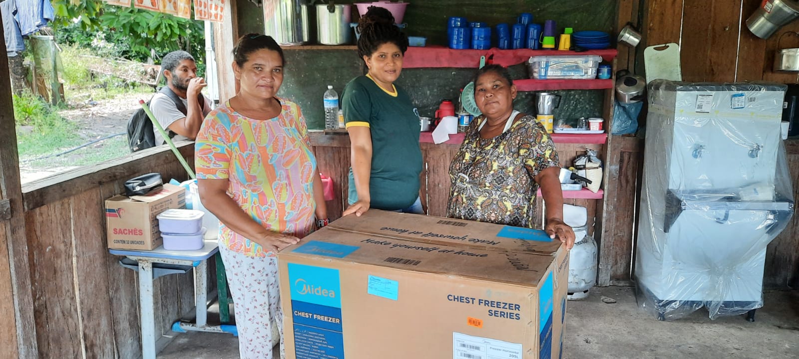 Givanilda acompanha entrega de freezer na cantina da escola em que trabalha|Acervo Pessoal