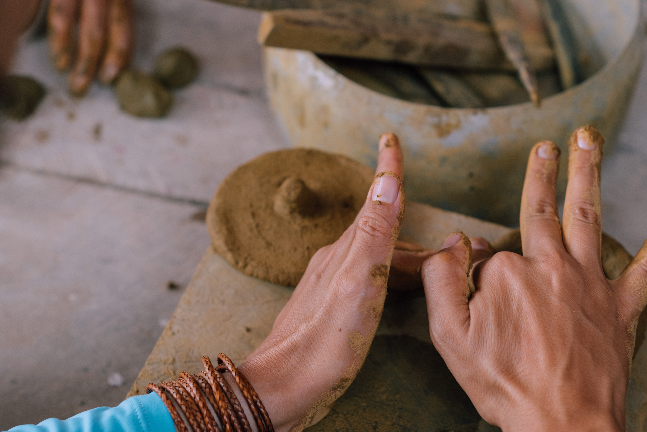Indígenas do povo Baré ensinam aos turistas a tradição milenar da arte de fazer cerâmica|Benjamin Mast/ISA