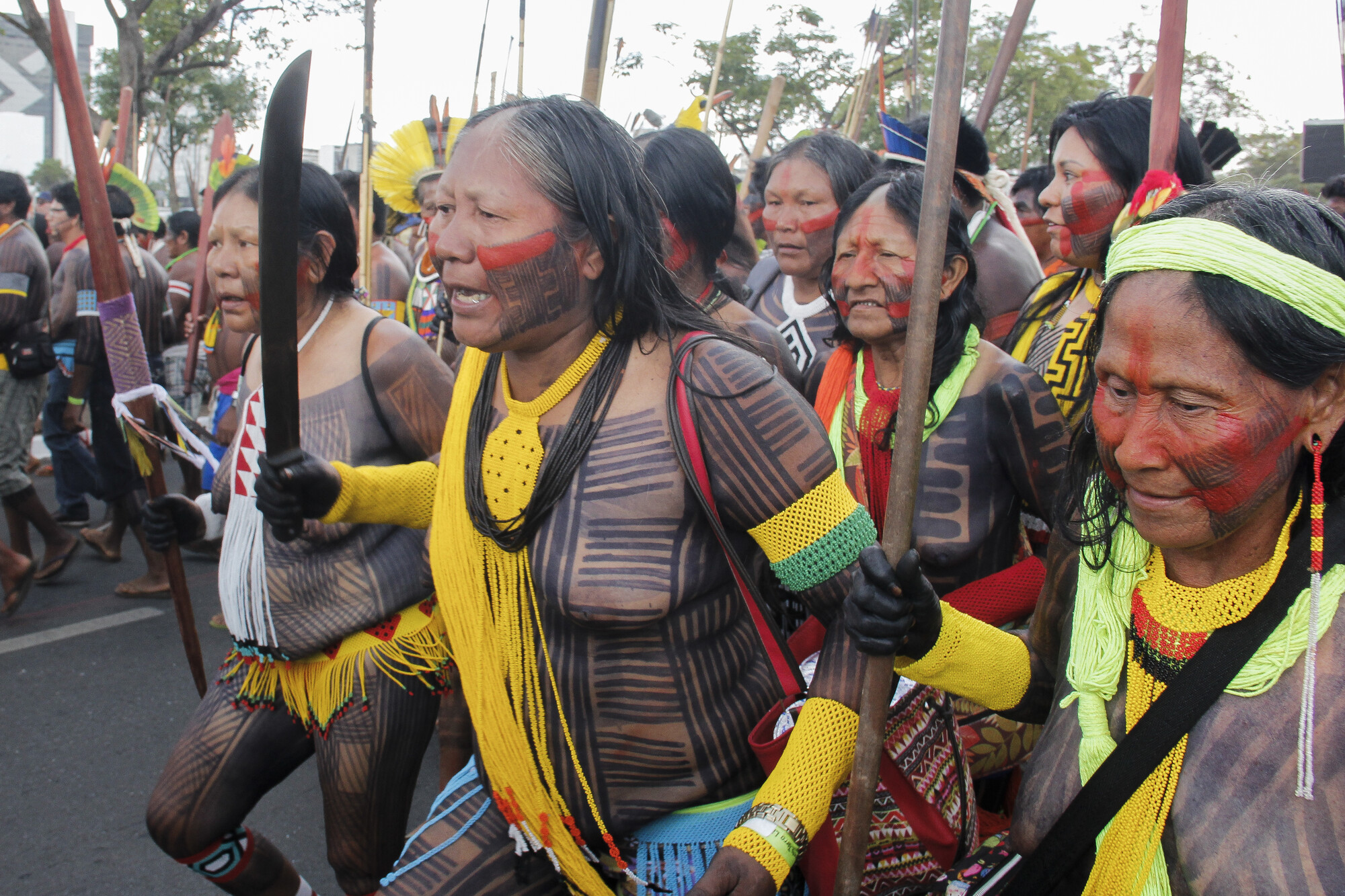 Tuíre Kayapó e outras mulheres do povo Kayapó marcham rumo ao Congresso Nacional em ato do 14º Acampamento Terra Livre|Tatiane Klein/ISA