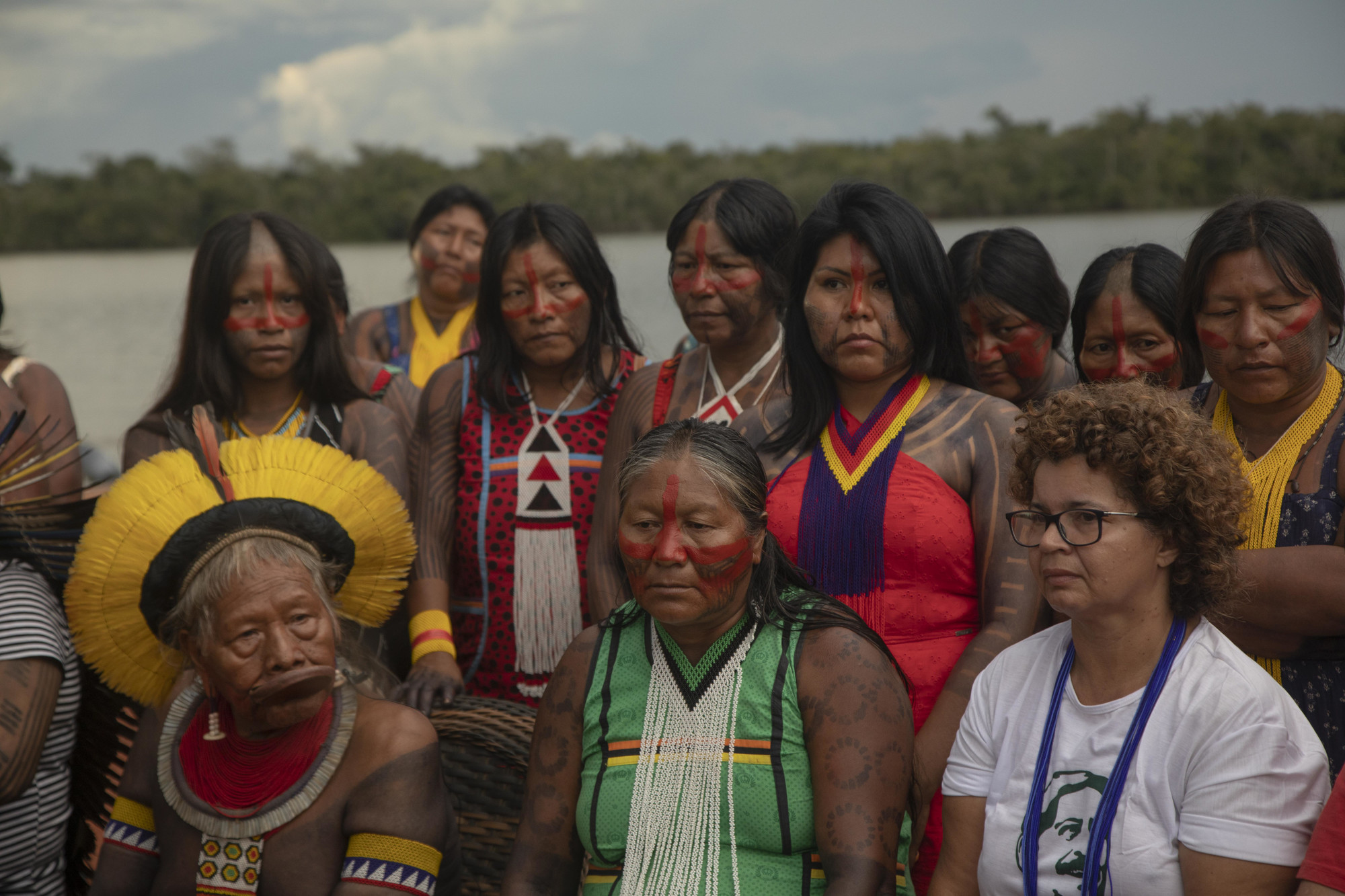 Da esq. p/ dir: Raoni Metuktire, Tuíre Kayapó e Angela Mendes, filha de Chico Mendes, na aldeia Piaraçu, em janeiro de 202|Kamikiá Kisêdjê