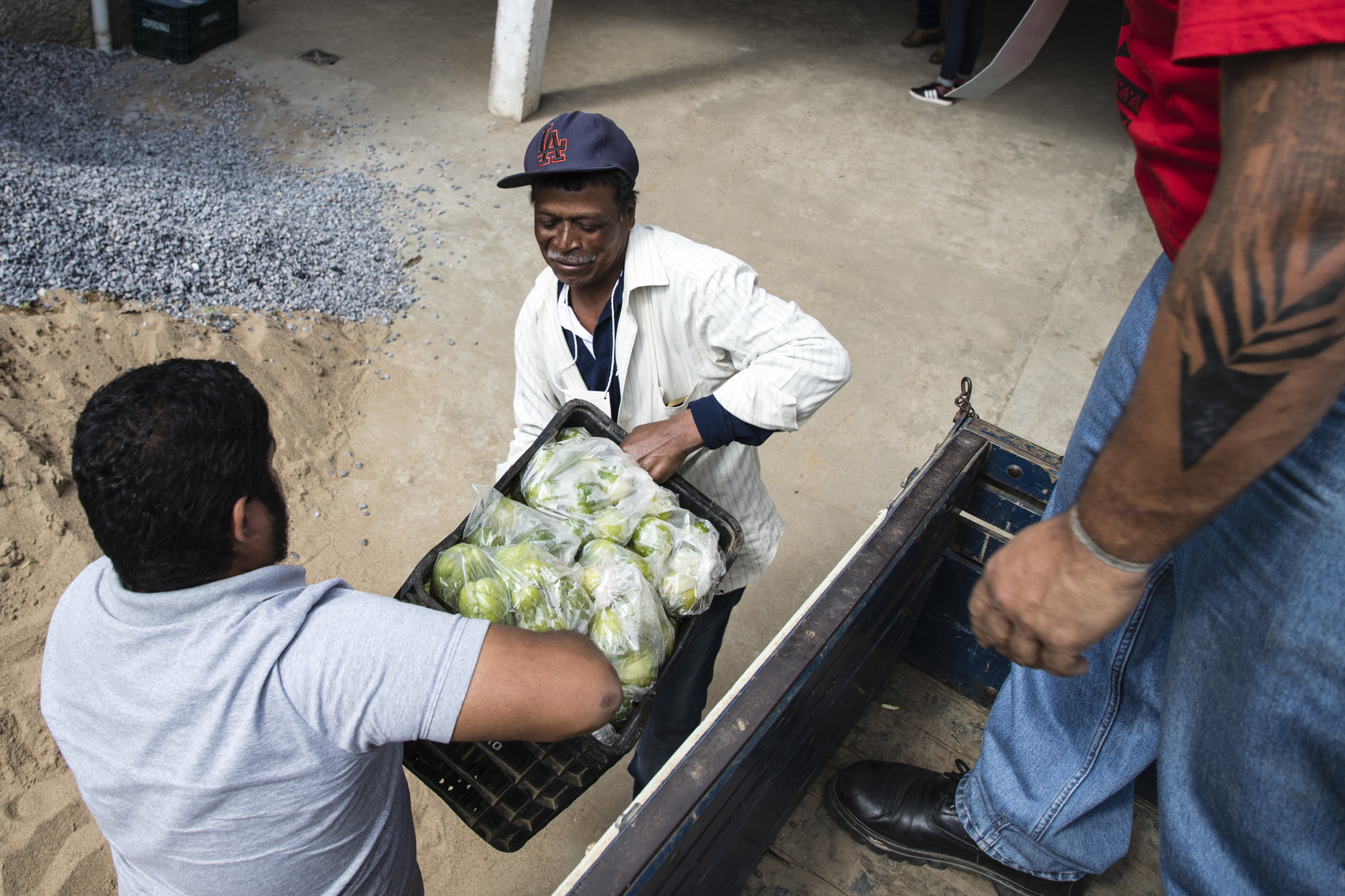  Jaime descarrega caminhão com alimentos na 12ª Feira de Trocas de Sementes e Mudas dos Quilombos do Vale do Ribeira|Claudio Tavares/ISA