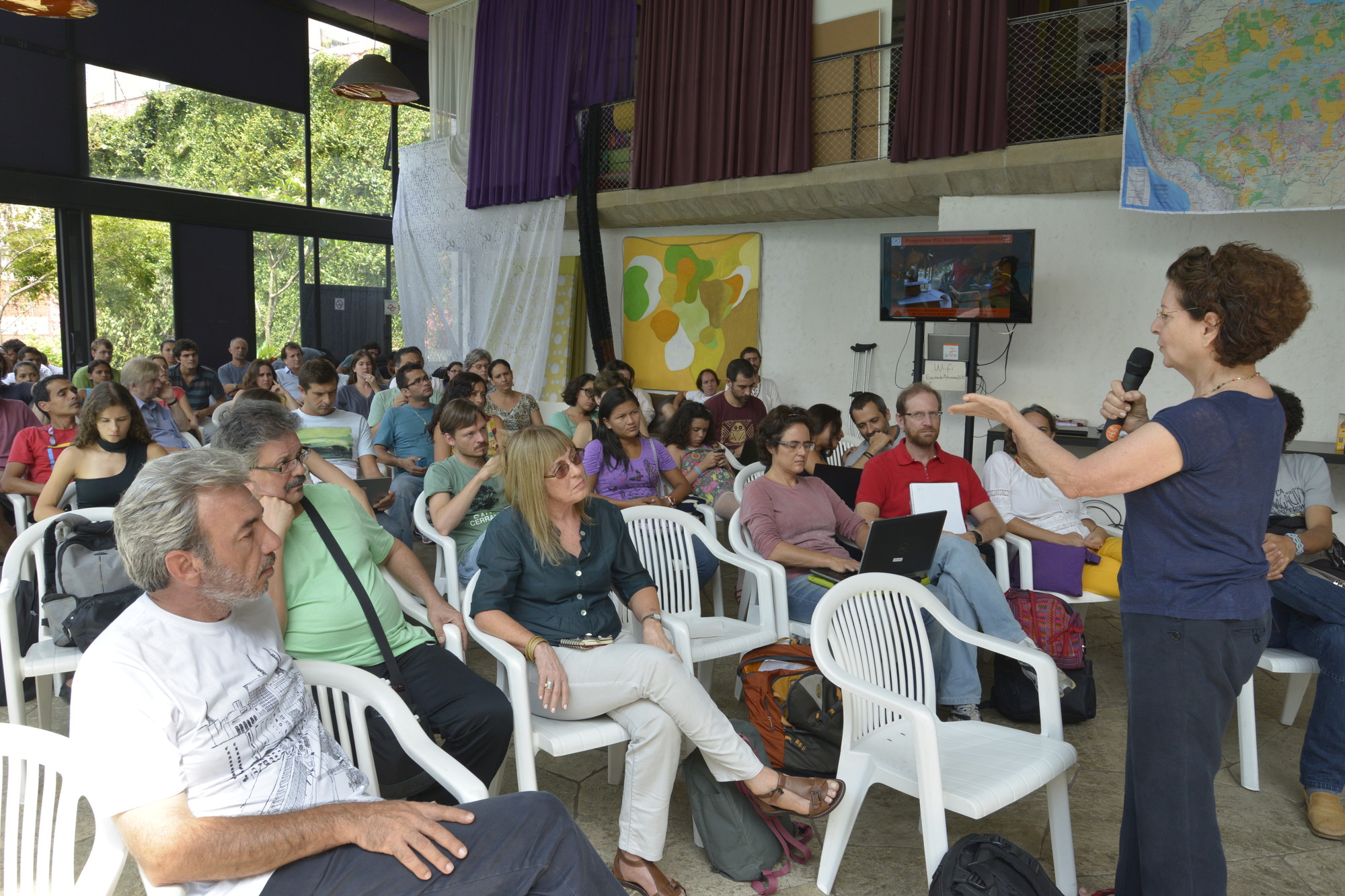 Neide Esterci, então presidente do ISA, falando à equipe durante a reunião geral da instituição, em São Paulo|Claudio Tavares/ISA