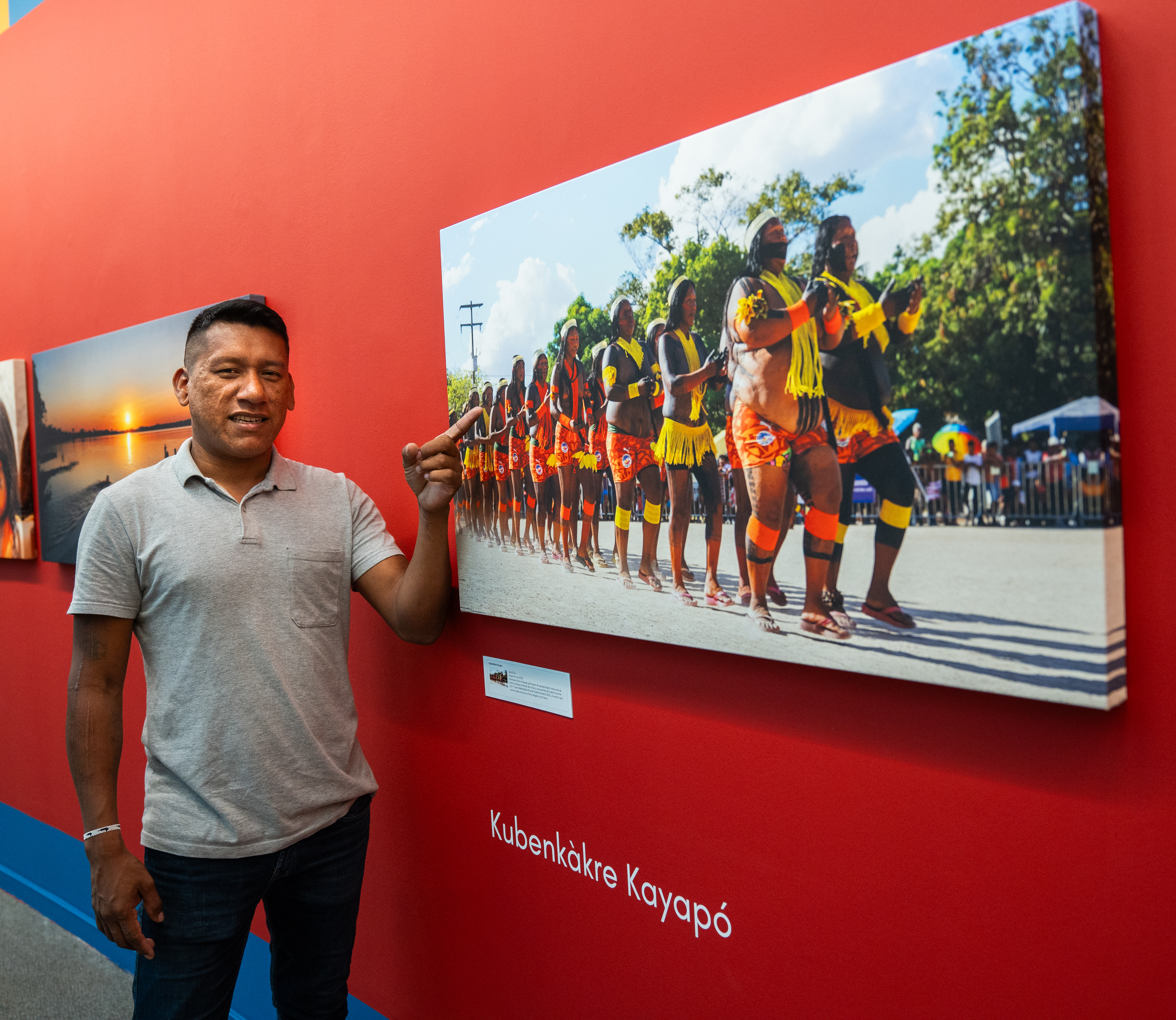 Kubenkàkre Kayapó, comunicador da aldeia Kôkrajmôro, na Terra Indígena Kayapó, aponta para sua foto|Kamikiá Kisêdjê/Rede Xingu+/ISA