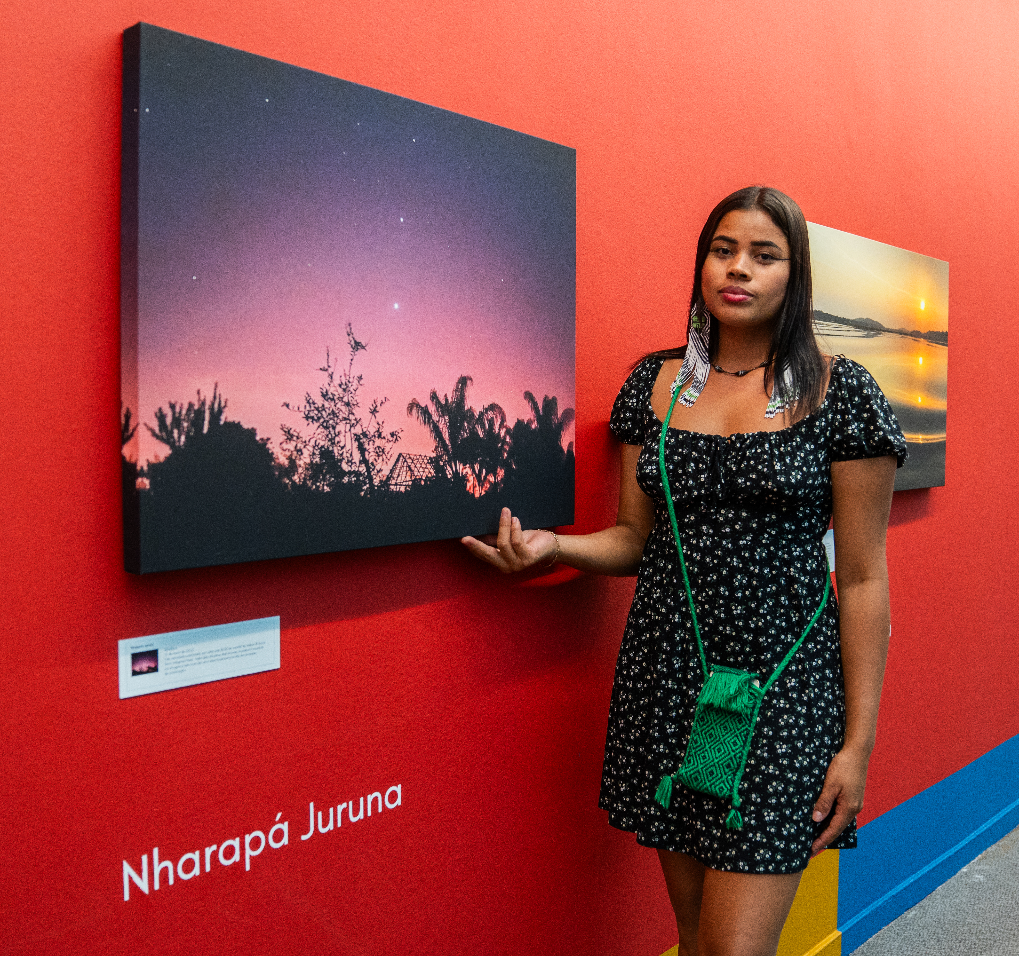 Nharapá Juruna, da aldeia Mïratu, Terra Indígena Paquiçamba, mostra sua foto do amanhecer no Encontro Xingu+|Kamikiá Kisêdjê/Rede Xingu+/ISA