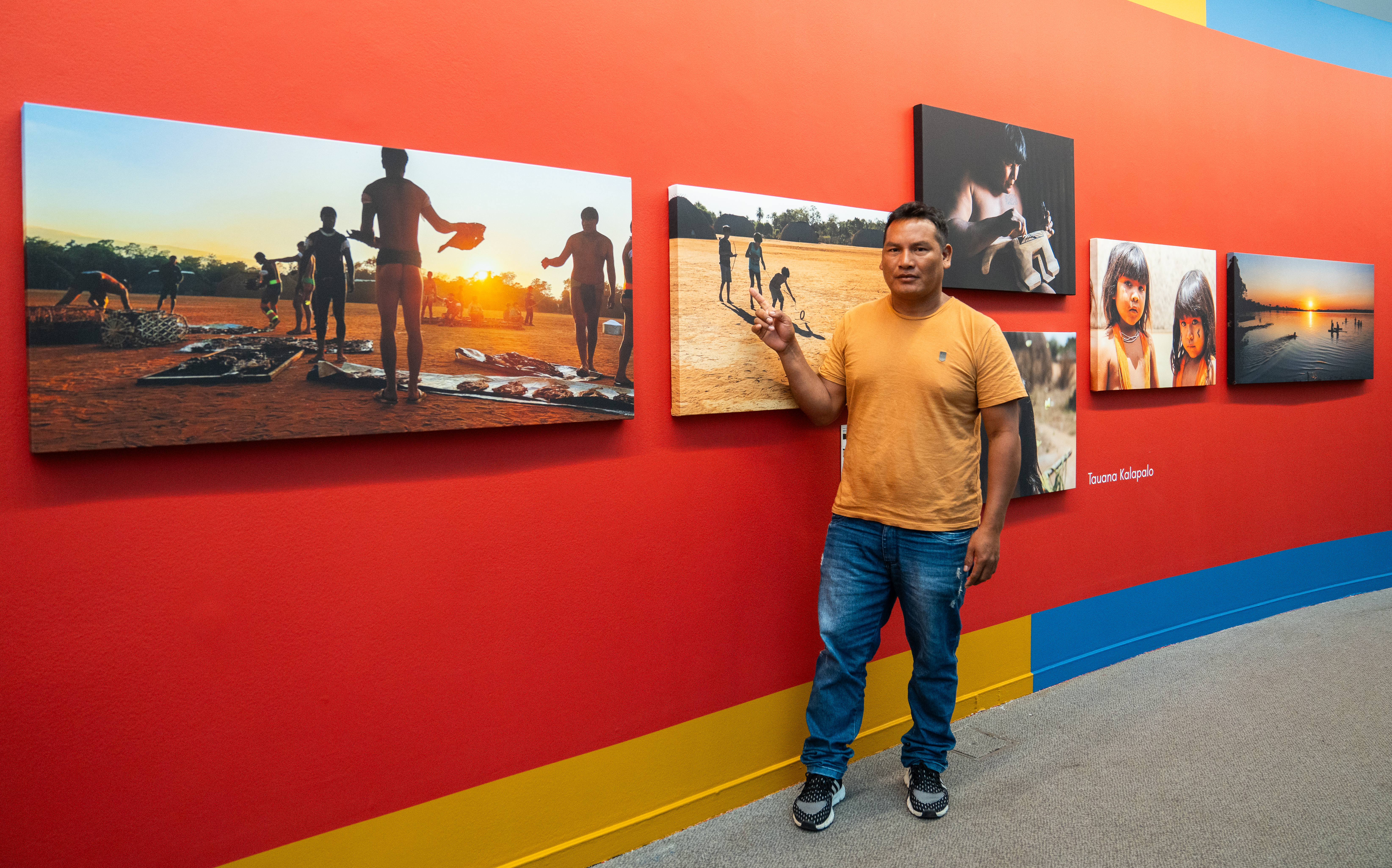 Tauana Kalapalo, da Aldeia Kalapalo, ao lado de sua foto|Kamikiá Kisêdjê/Rede Xingu+/ISA