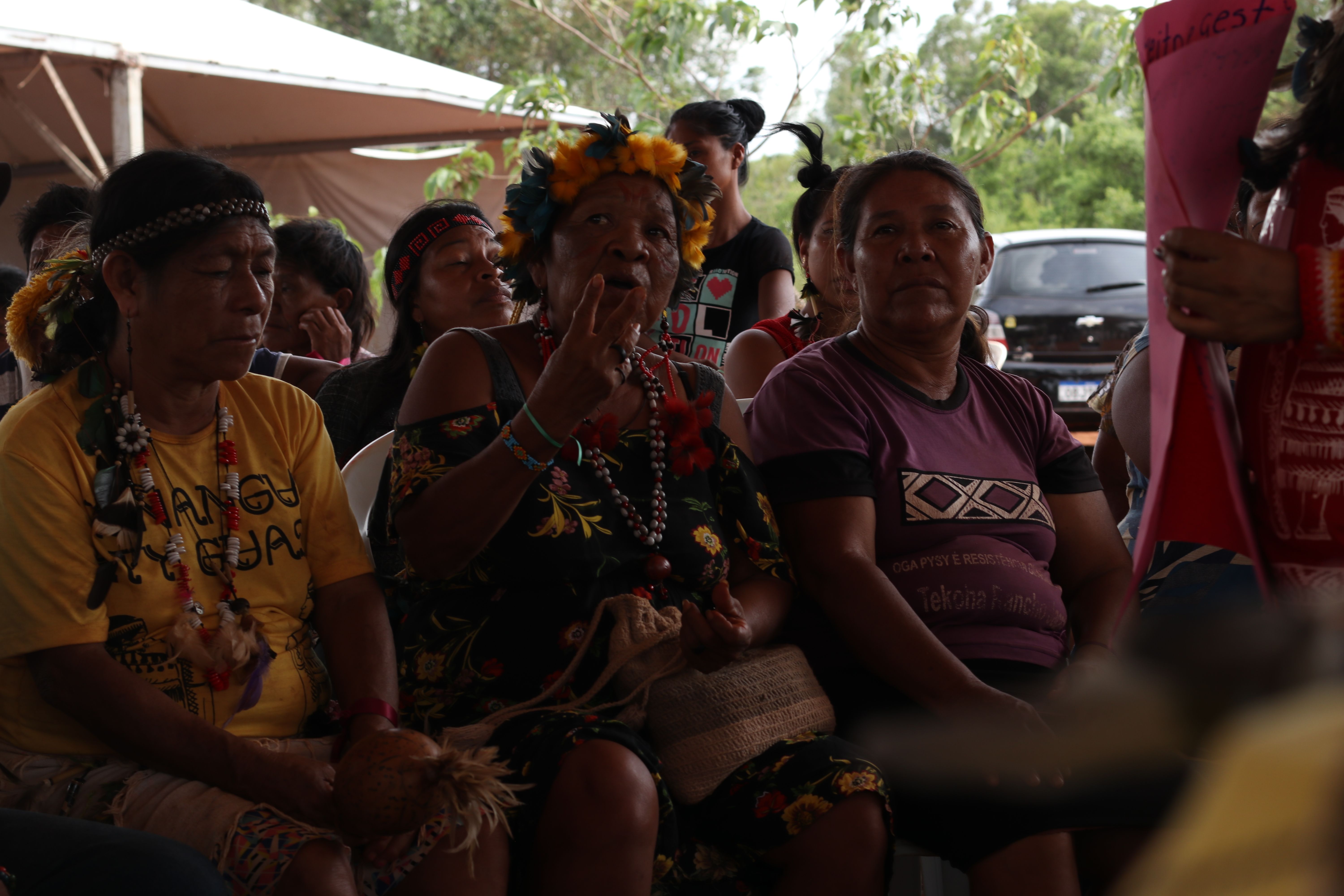 A liderança guarani ñandeva Leila Rocha discursa durante o evento|Tatiane Klein/ISA