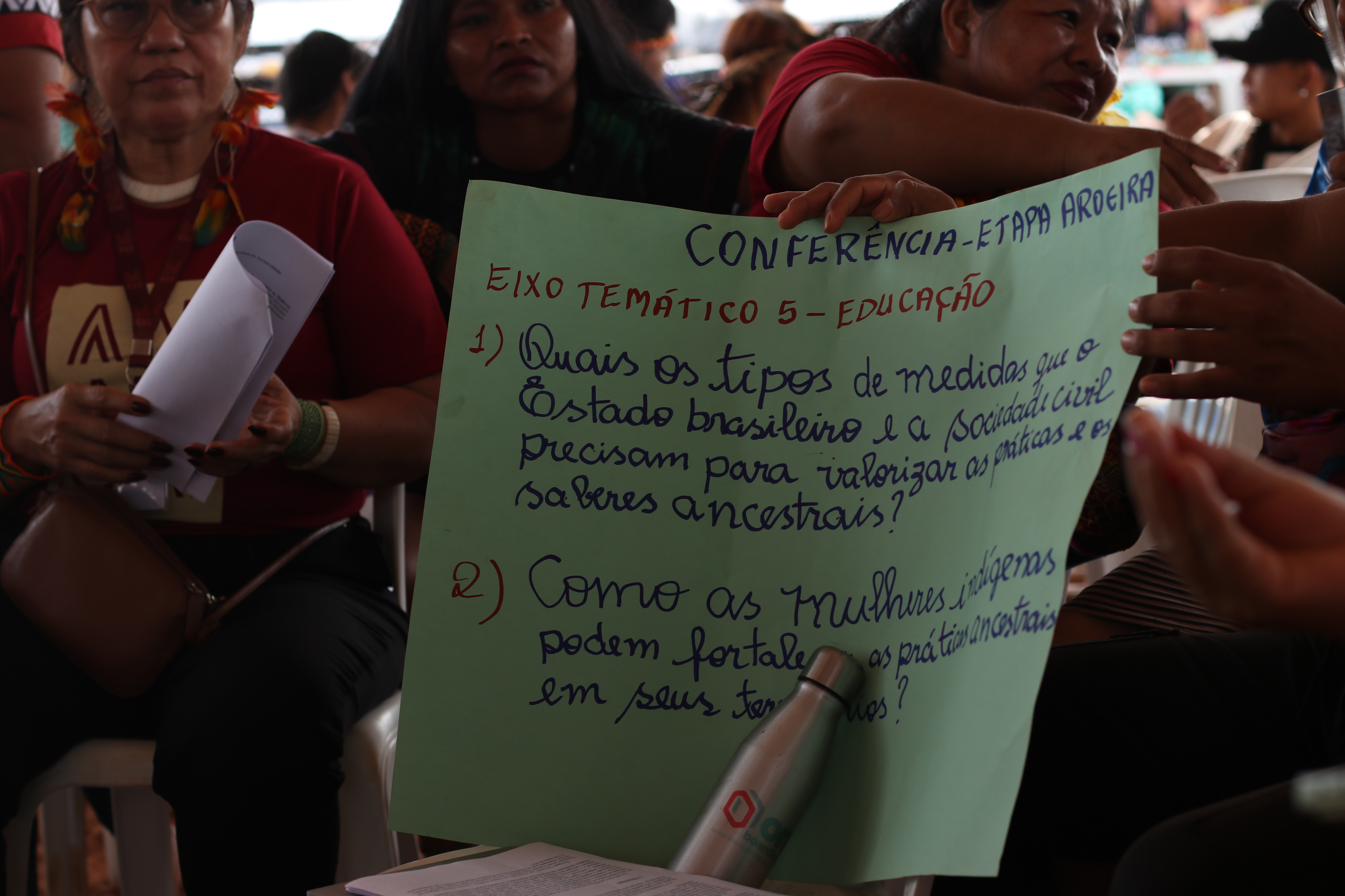 Cartaz com perguntas orientadoras do grupo de trabalho de Educação da Conferência|Tatiane Klein/ISA