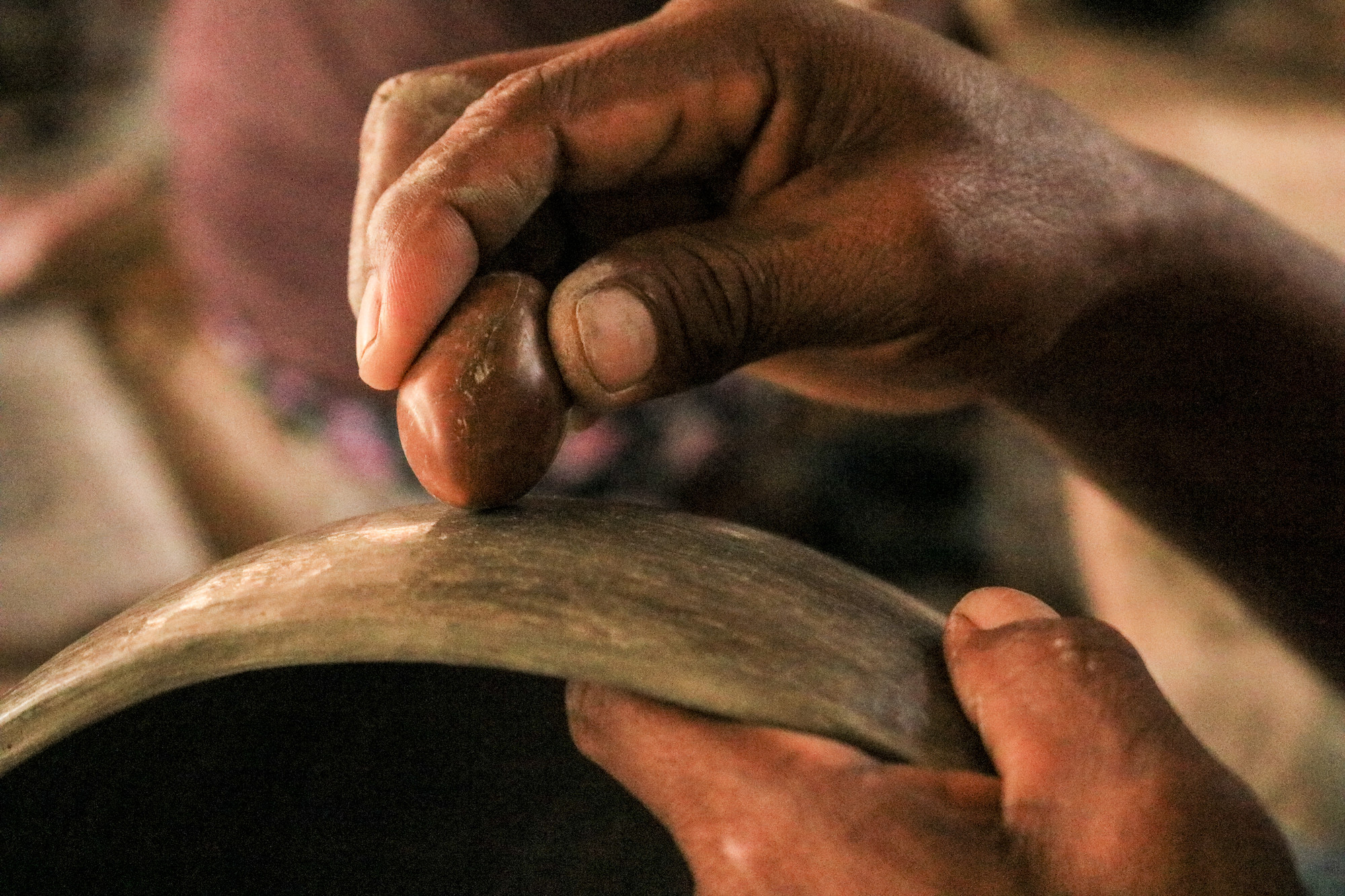 Polimento de peça de cerâmica com semente de inajá na comunidade São Joaquim do Ayari, Terra Indígena Alto Rio Negro (AM). Foto: Natália Pimenta/ISA