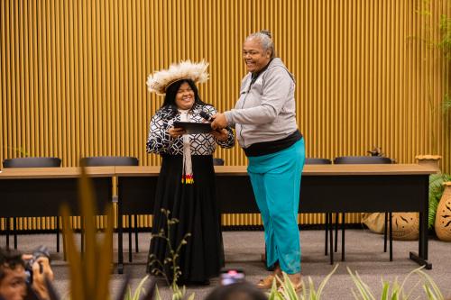 Ministra dos Povos Indígenas, Sonia Guajajara, recebe das mãos de Elisa Pankararu (Apoinme/Apib) a minuta de decreto que propõe a criação da CNIV | Leobark / Secom / MPF