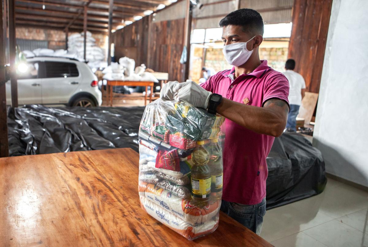 Marcelino Sousa faz a higienização dos produtos e montagem da cesta