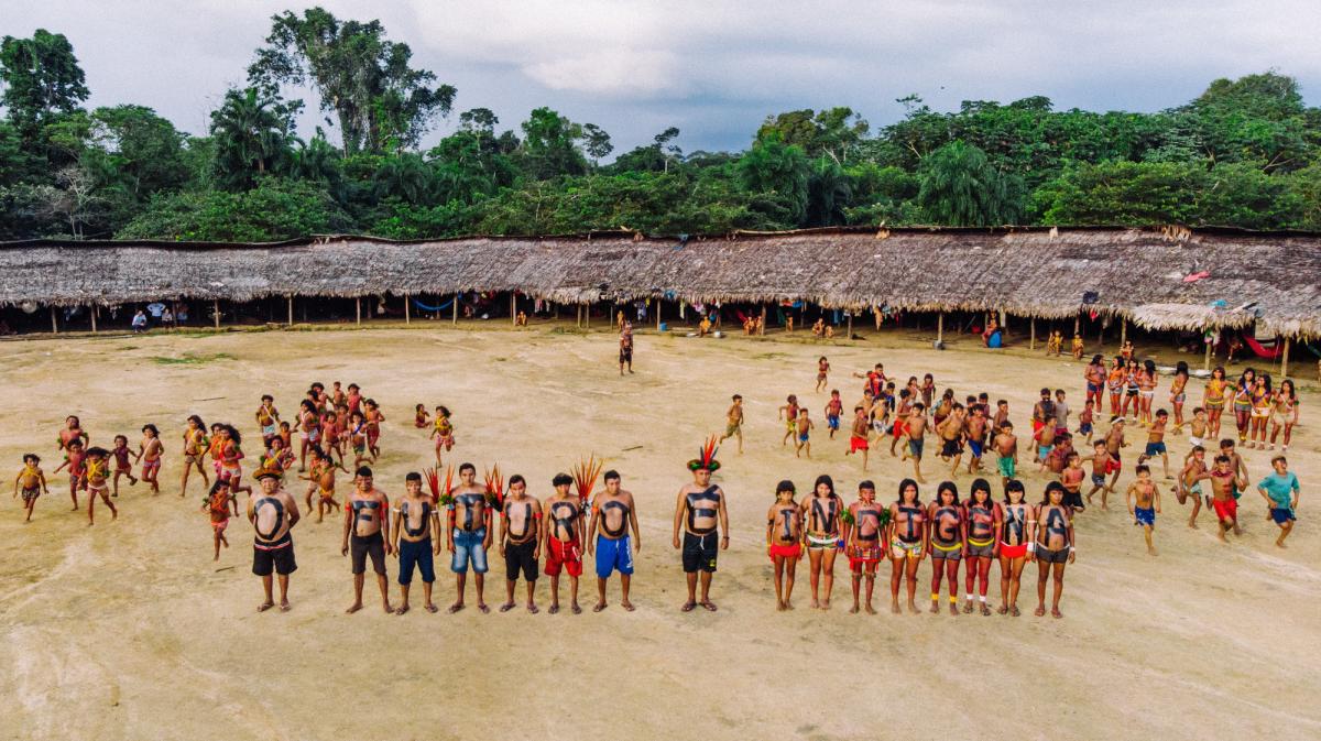 Lideranças indígenas formam a frase “o futuro é indígena”, na aldeia Xihopi, Terra Indígena Yanomami