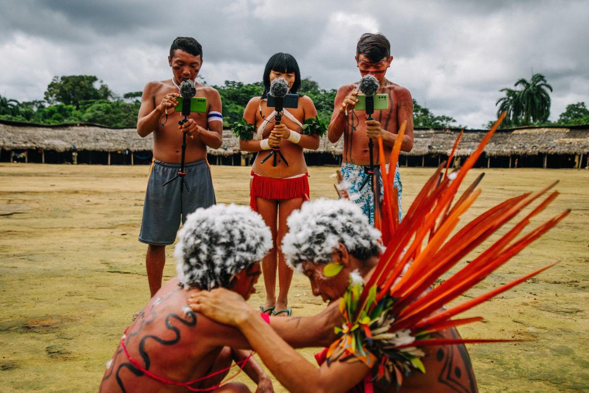 Coletivo de jovens comunicadores Yanomami registra encontro na aldeia Xihopi, no Amazonas