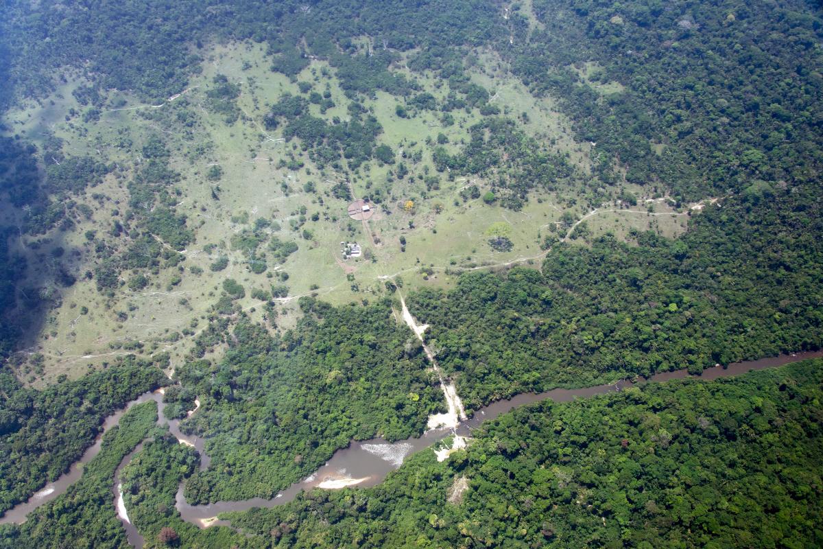 Desmatamento na APA Triunfo do Xingu. Na parte inferior da imagem, o Parque Nacional da Serra do Pardo, Unidade de Conservação Federal afetada pela ocupação desordenada da APA | Juan Doblas / ISA