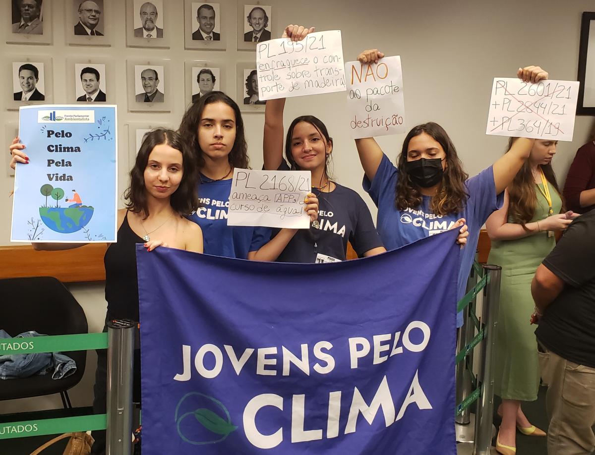 Jovens protestam contra projetos que ampliam desmatamento na Comissão de Meio Ambiente da Câmara | Oswaldo Braga de Souza / ISA