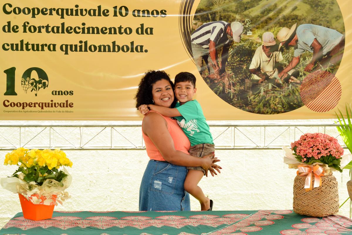 Tânia Moraes, do Quilombo Sapatu, e seu filho, na festa de 10 anos da Cooperquivale