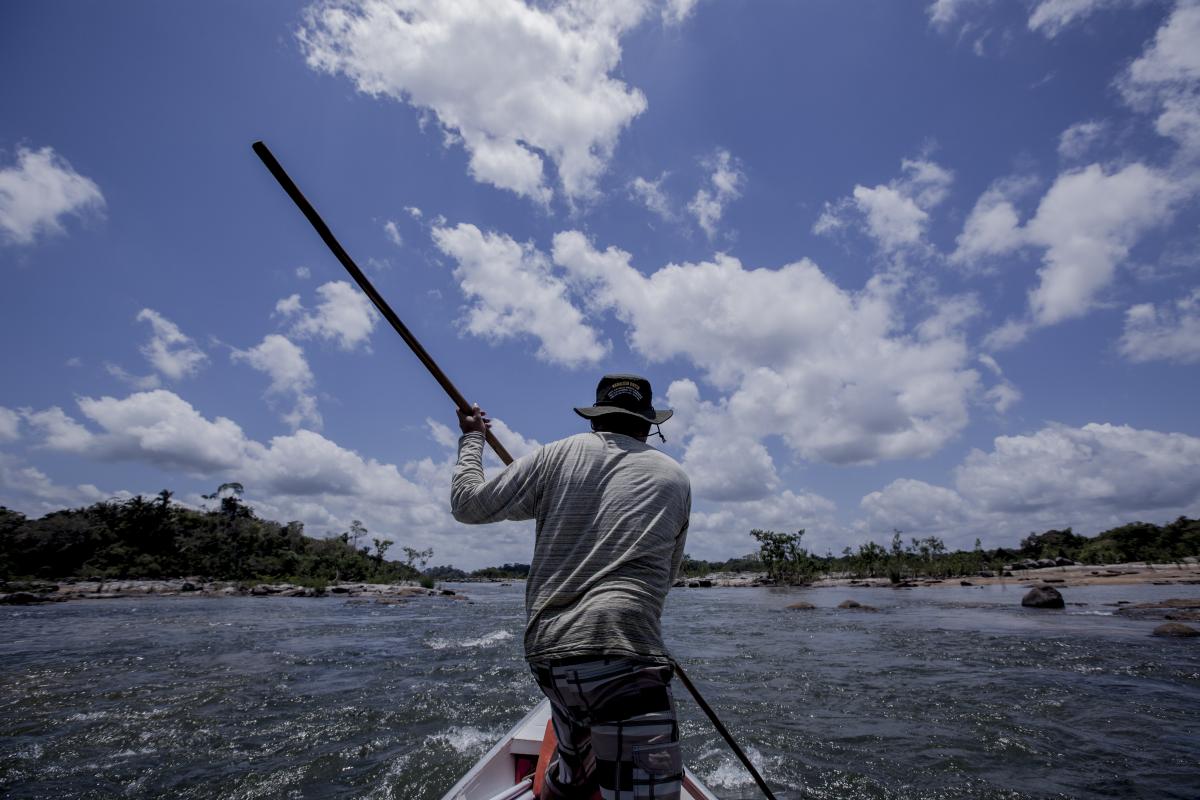 Ribeirinho navega pelo Rio Xingu durante Canoada Bye Bye Xingu