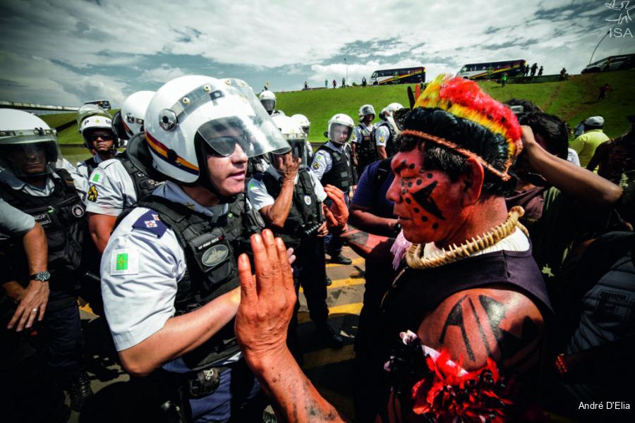 Pirakumã pede calma aos policiais nas proximidades do Congresso Nacional, em Brasília, durante a mobilização nacional indígena de outubro de 2013