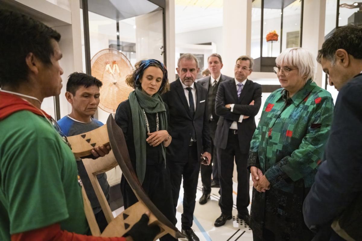 Rogelino mostra banco tukano para ministra alemã Claudia Roth