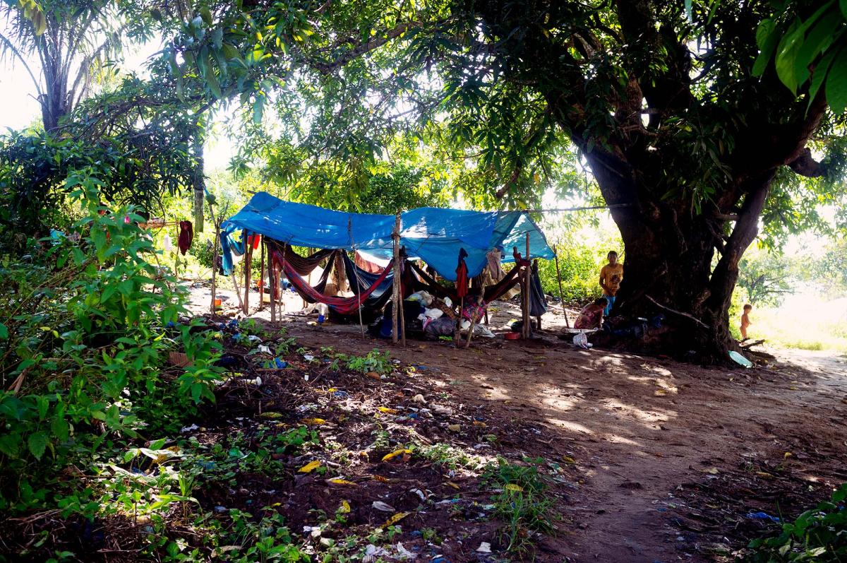 Acampamentos improvisados para os indígenas dos povos Hupda e Yuhupdëh