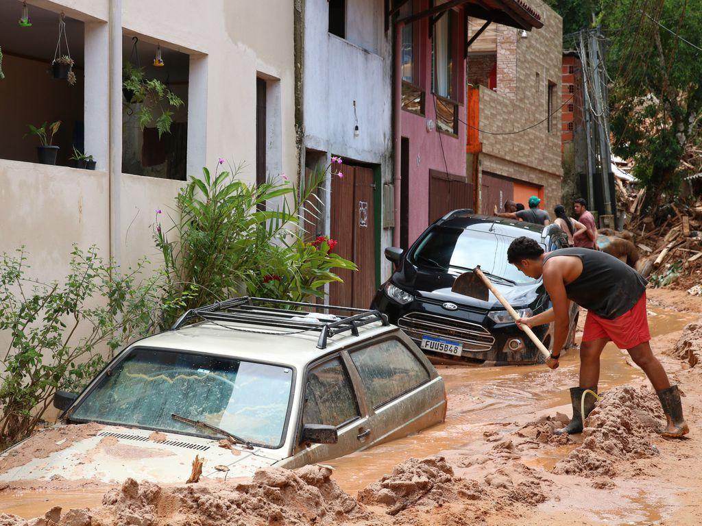 Rua soterrada por lama em São Sebastião