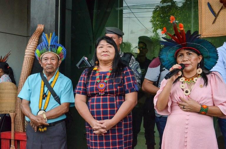 The leadership of the Raposa Serra do Sol Indigenous Land, Jacir Macuxi; the president of Funai, Joenia Wapichana; and the regional coordinator, Marizete Souza